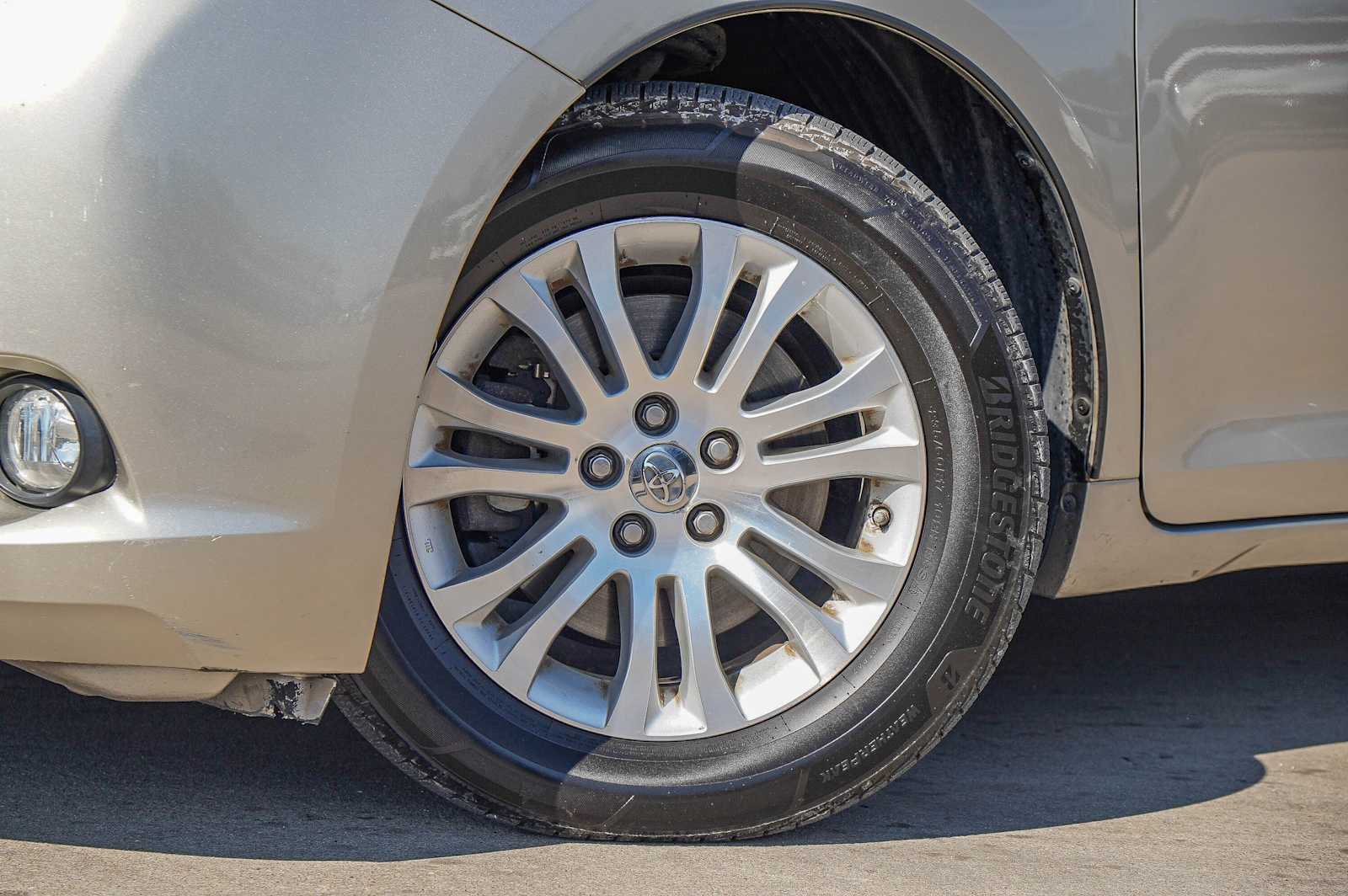 2015 Toyota Sienna XLE photo 2