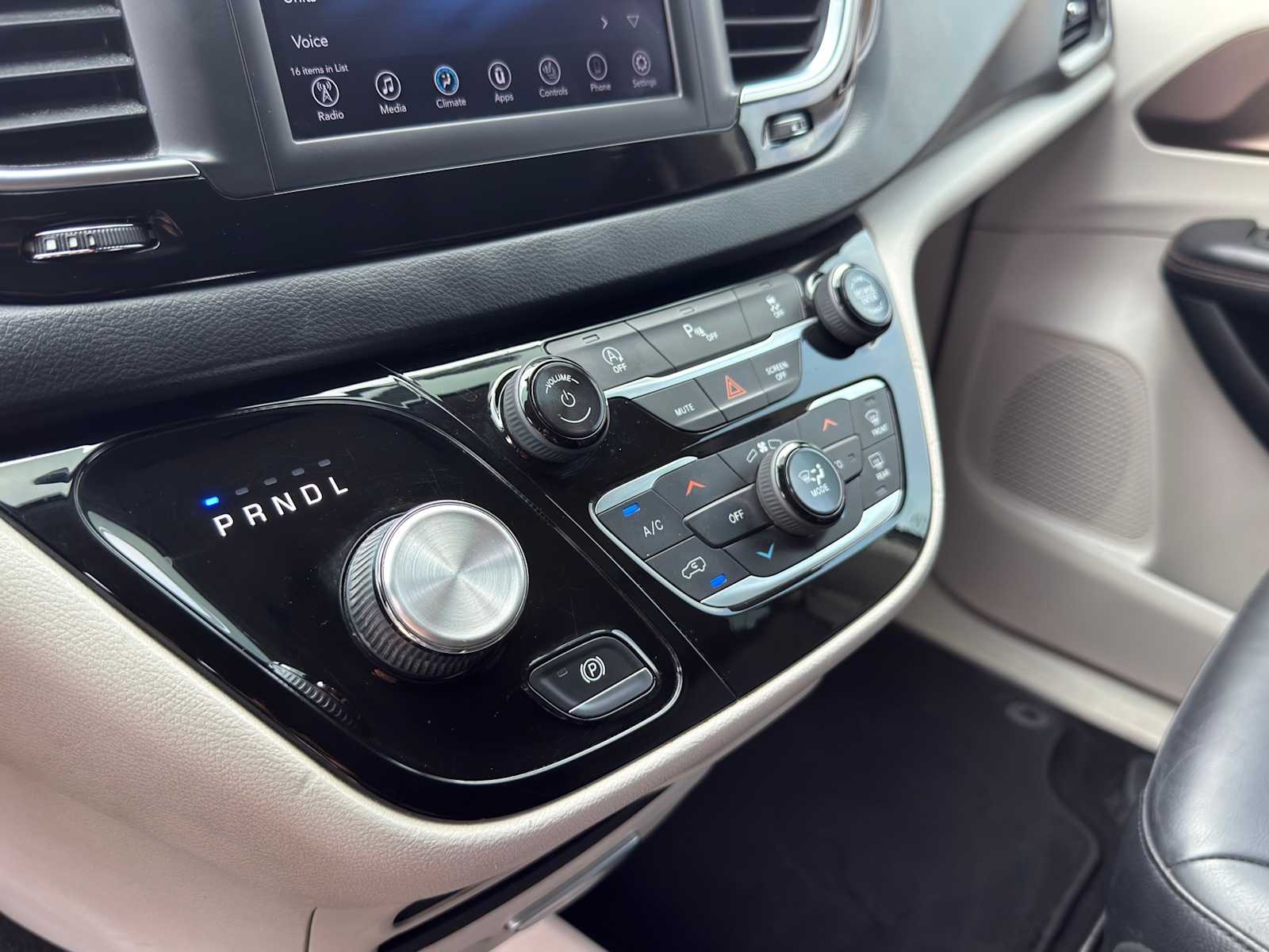 Thumbnail: 2018 Chrysler Pacifica - 13