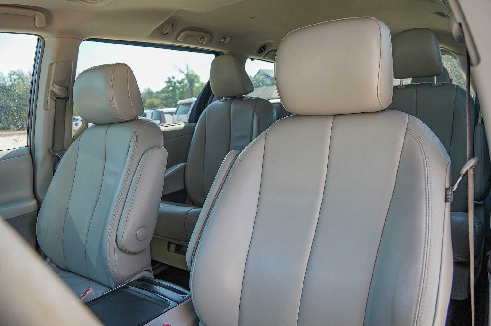 Thumbnail: 2013 Toyota Sienna - 12