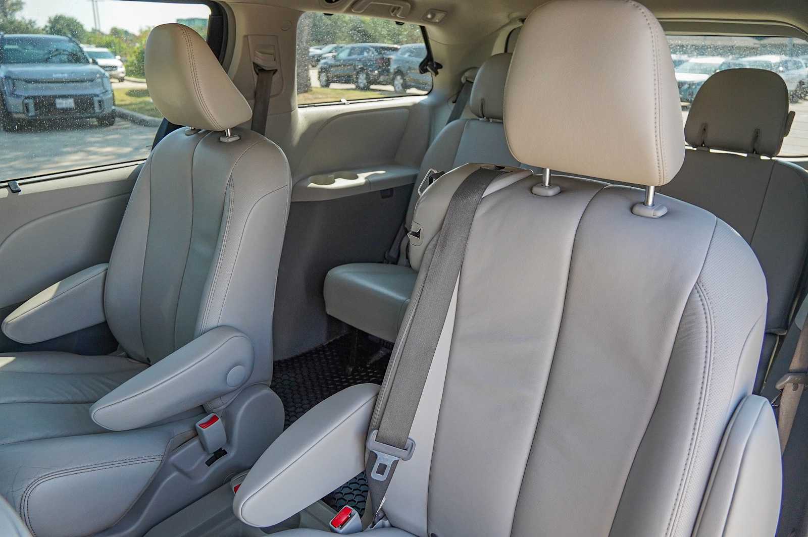 Thumbnail: 2013 Toyota Sienna - 33
