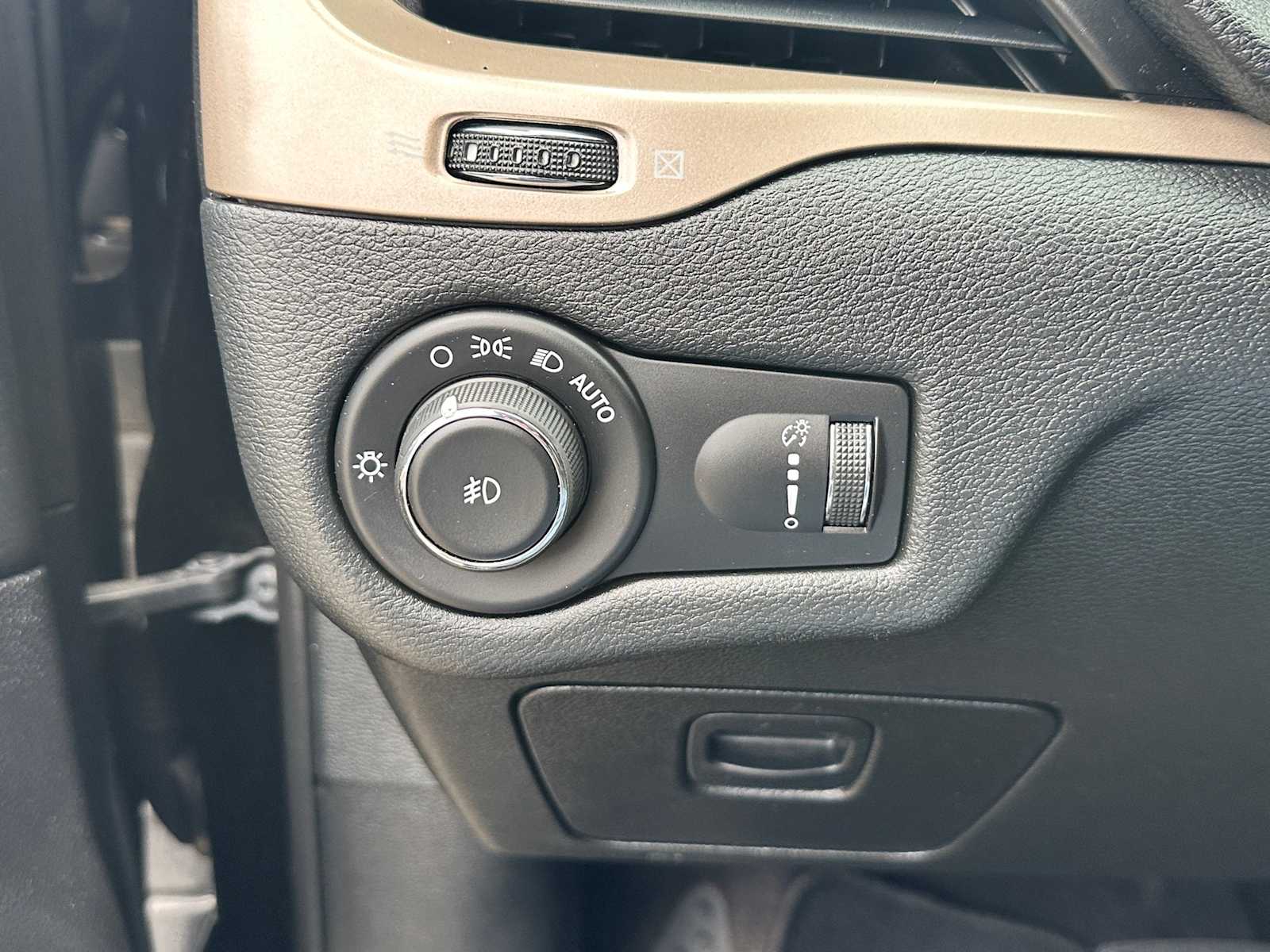 Thumbnail: 2018 Jeep Cherokee - 12