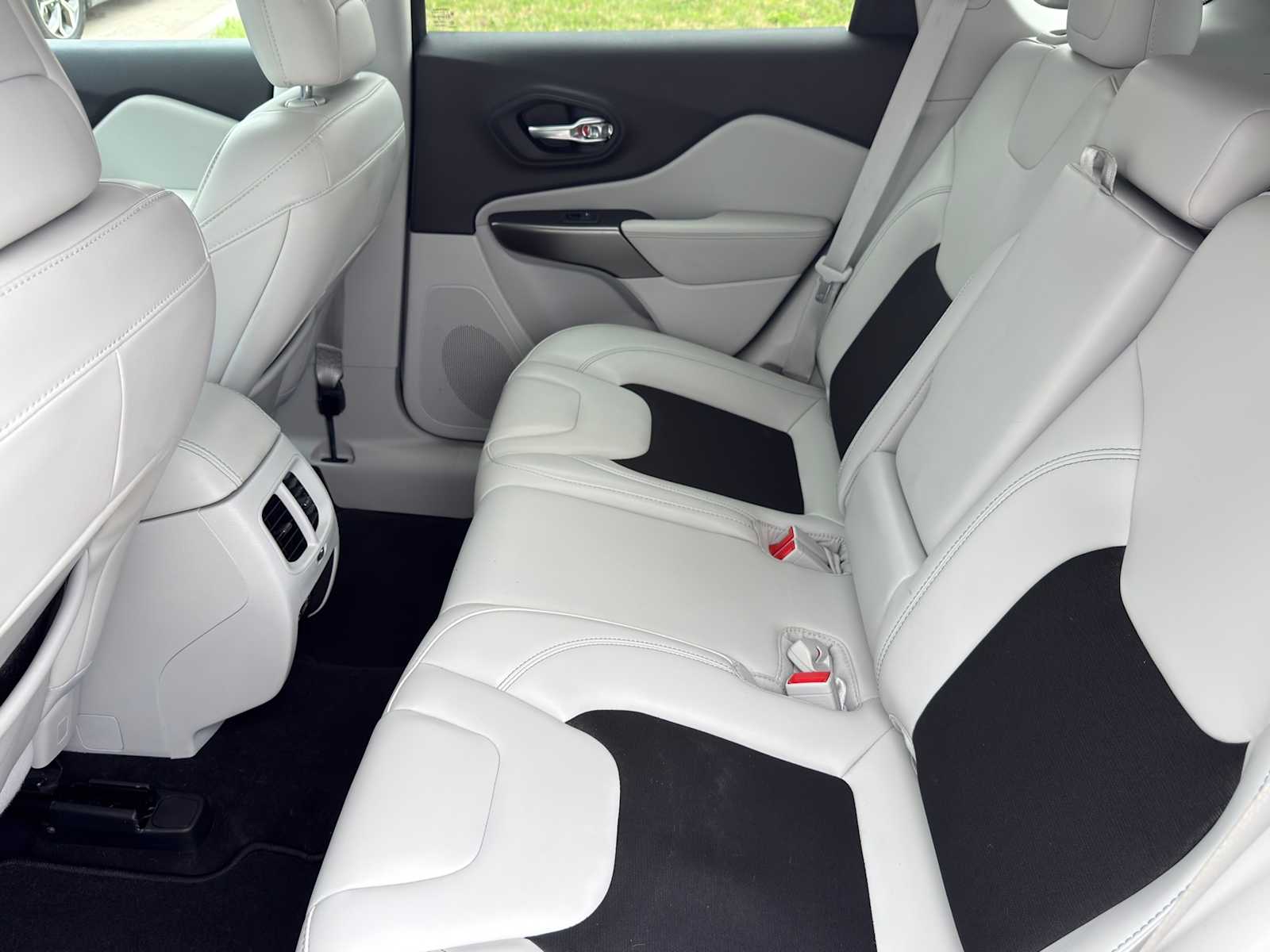 Thumbnail: 2021 Jeep Cherokee - 35