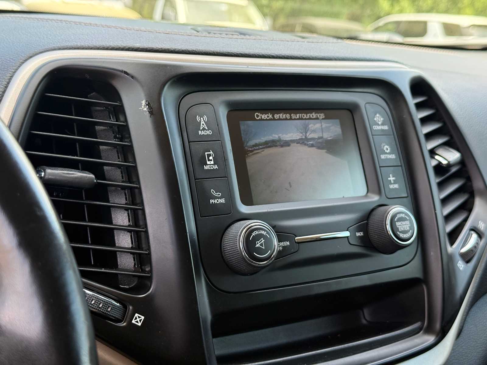 Thumbnail: 2018 Jeep Cherokee - 16