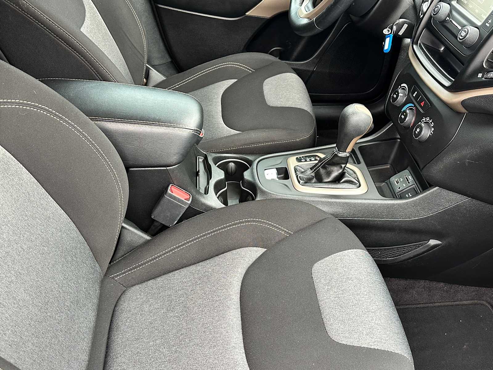 Thumbnail: 2018 Jeep Cherokee - 16