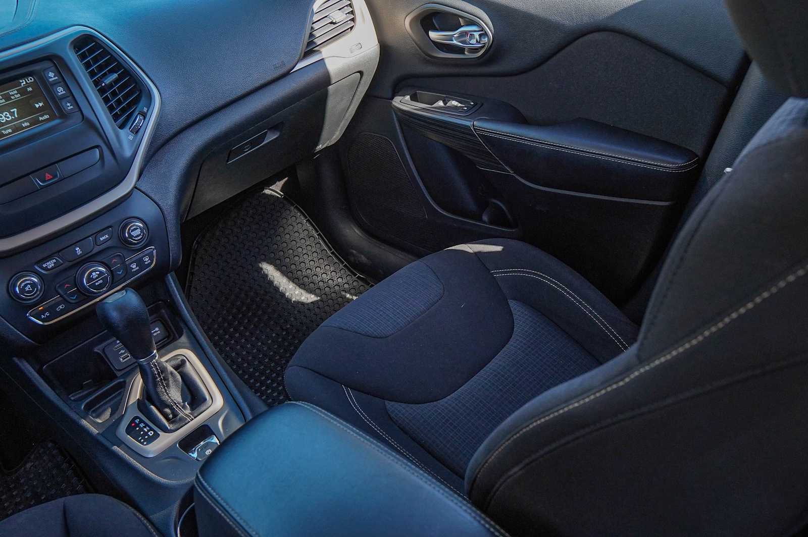 Thumbnail: 2016 Jeep Cherokee - 27