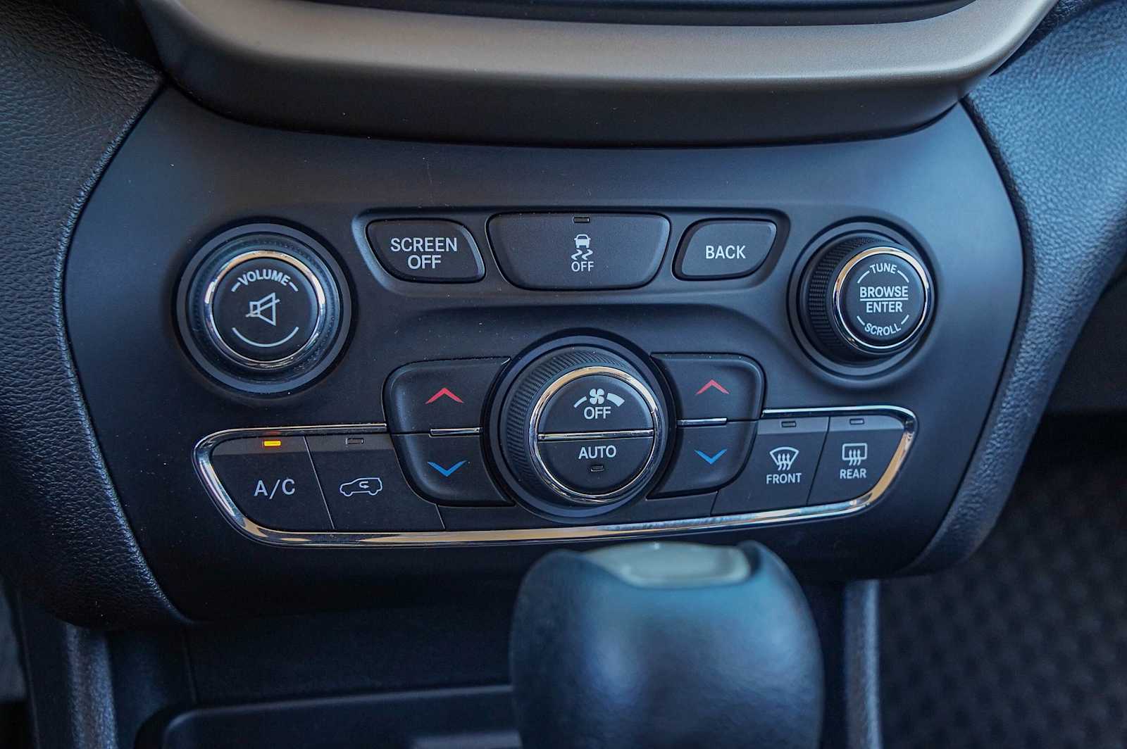 Thumbnail: 2016 Jeep Cherokee - 19