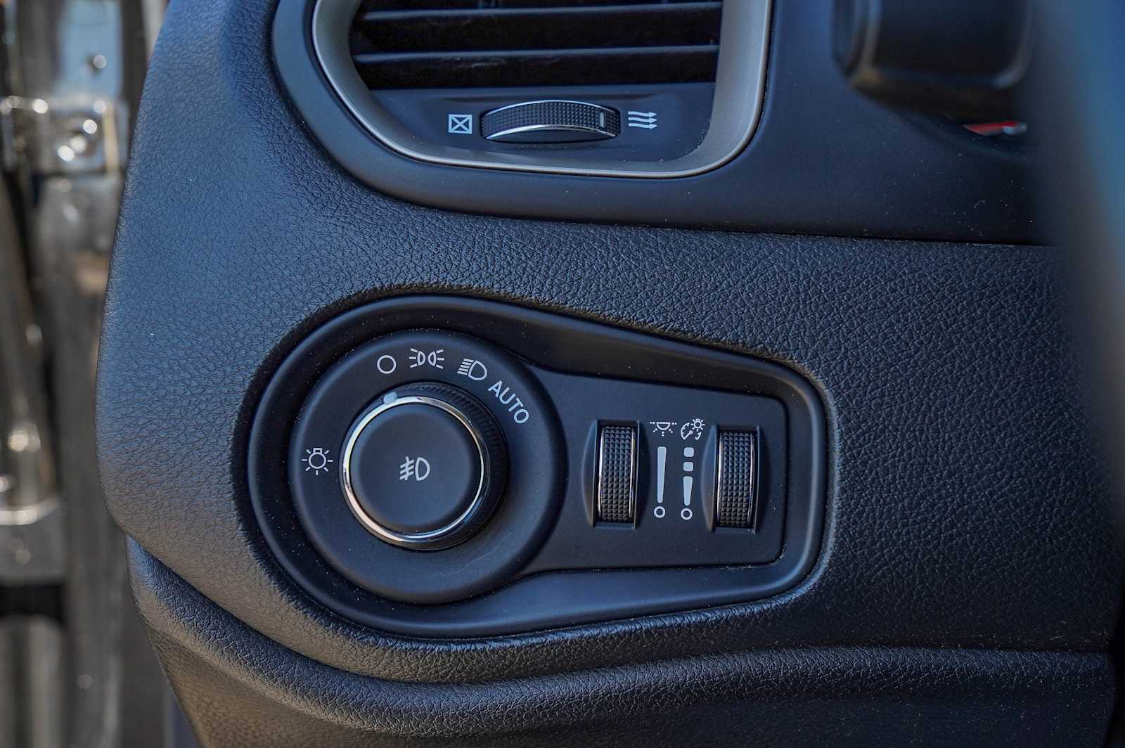 Thumbnail: 2015 Jeep Renegade - 21