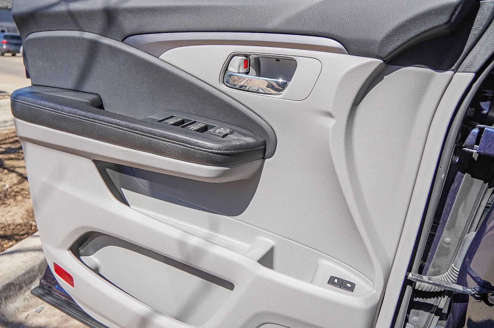 Thumbnail: 2017 Honda Pilot - 21