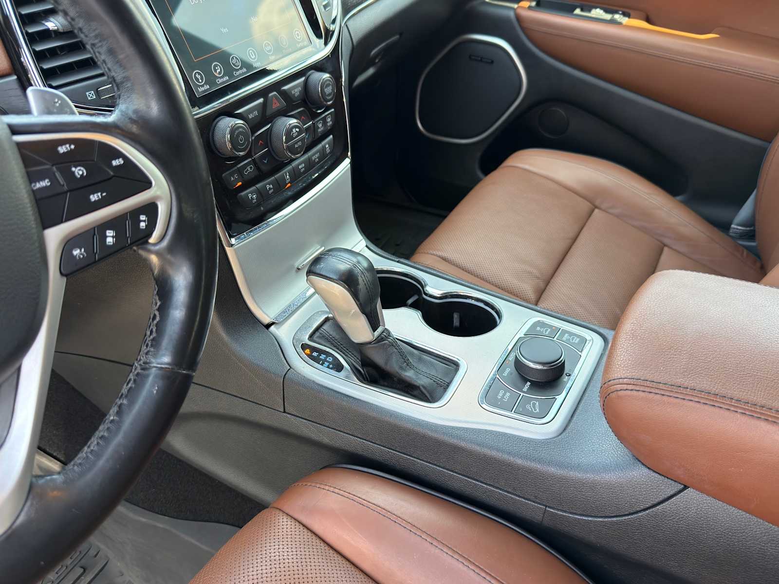 Thumbnail: 2020 Jeep Grand Cherokee - 12