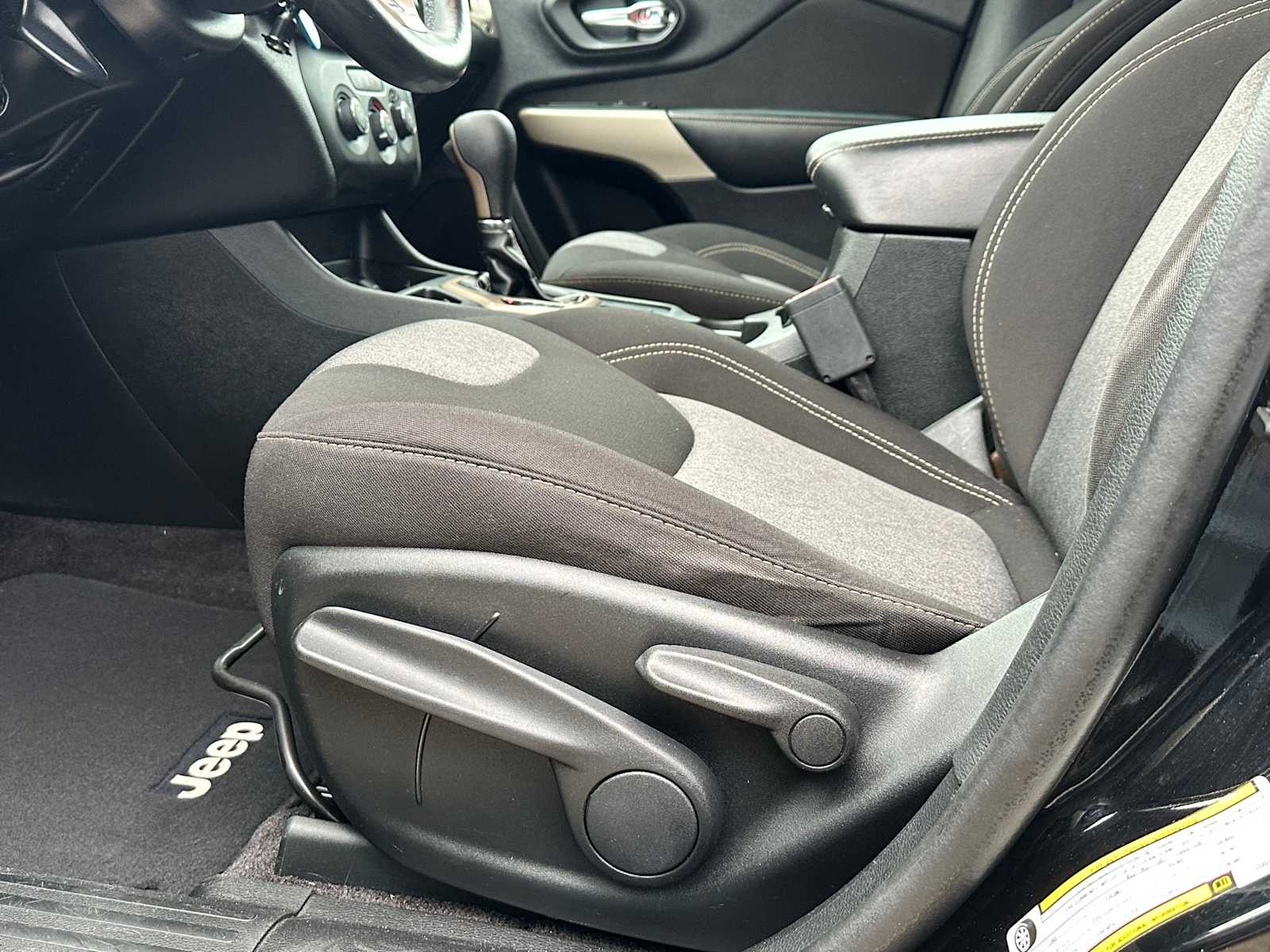 Thumbnail: 2018 Jeep Cherokee - 14