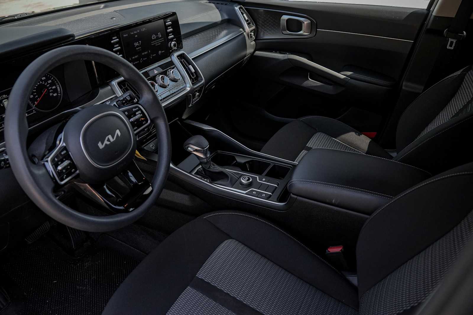 2022 Kia Sorento LX photo 2