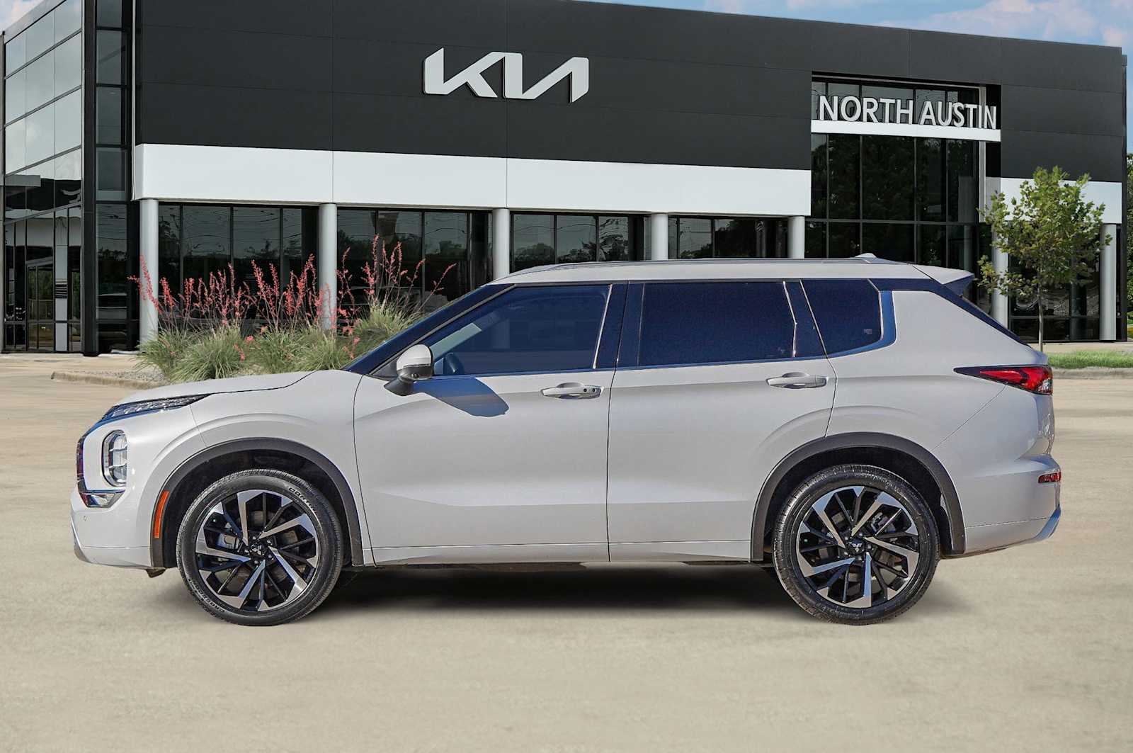 Thumbnail: 2022 Mitsubishi Outlander - 4