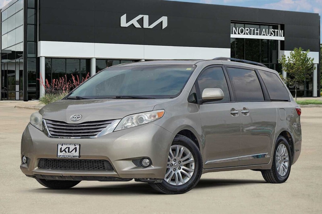 Used 2017 Toyota Sienna XLE 8 Passenger Van Passenger Van