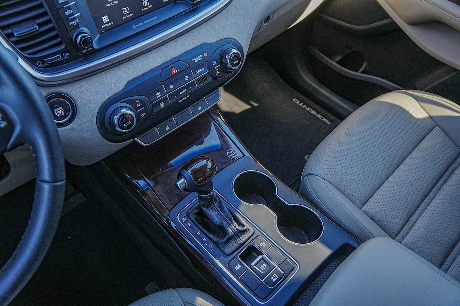 Thumbnail: 2018 Kia Sorento - 18