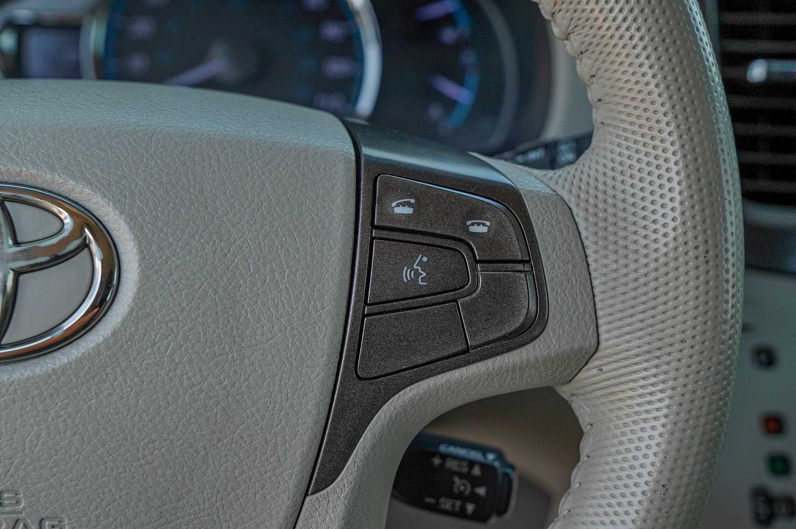 Thumbnail: 2013 Toyota Sienna - 15