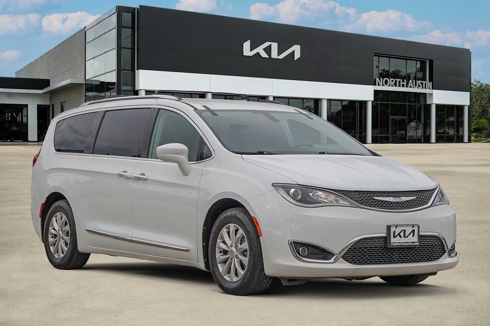 Thumbnail: 2018 Chrysler Pacifica - 9
