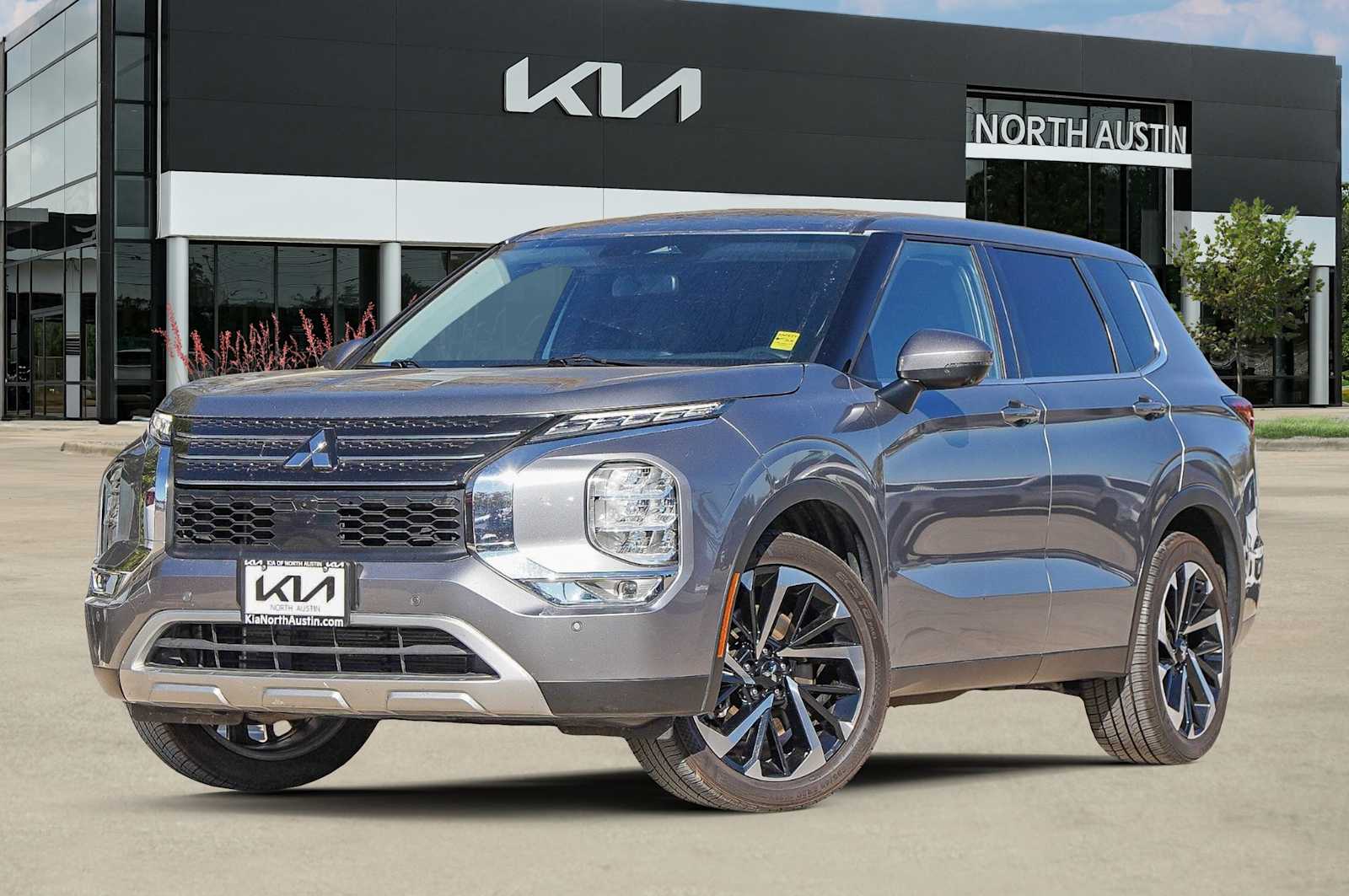 2023 Mitsubishi Outlander SE's photo