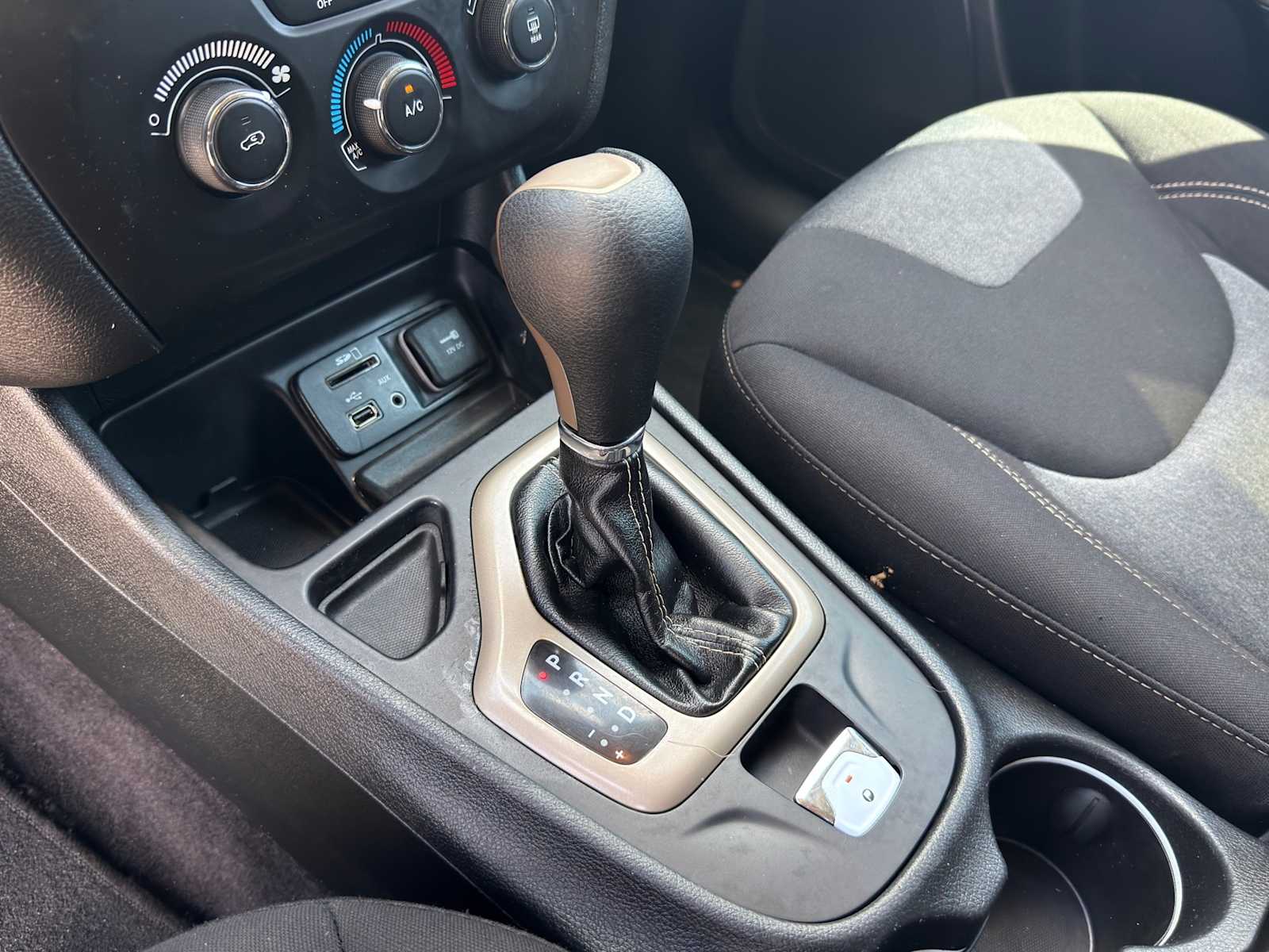 Thumbnail: 2018 Jeep Cherokee - 12