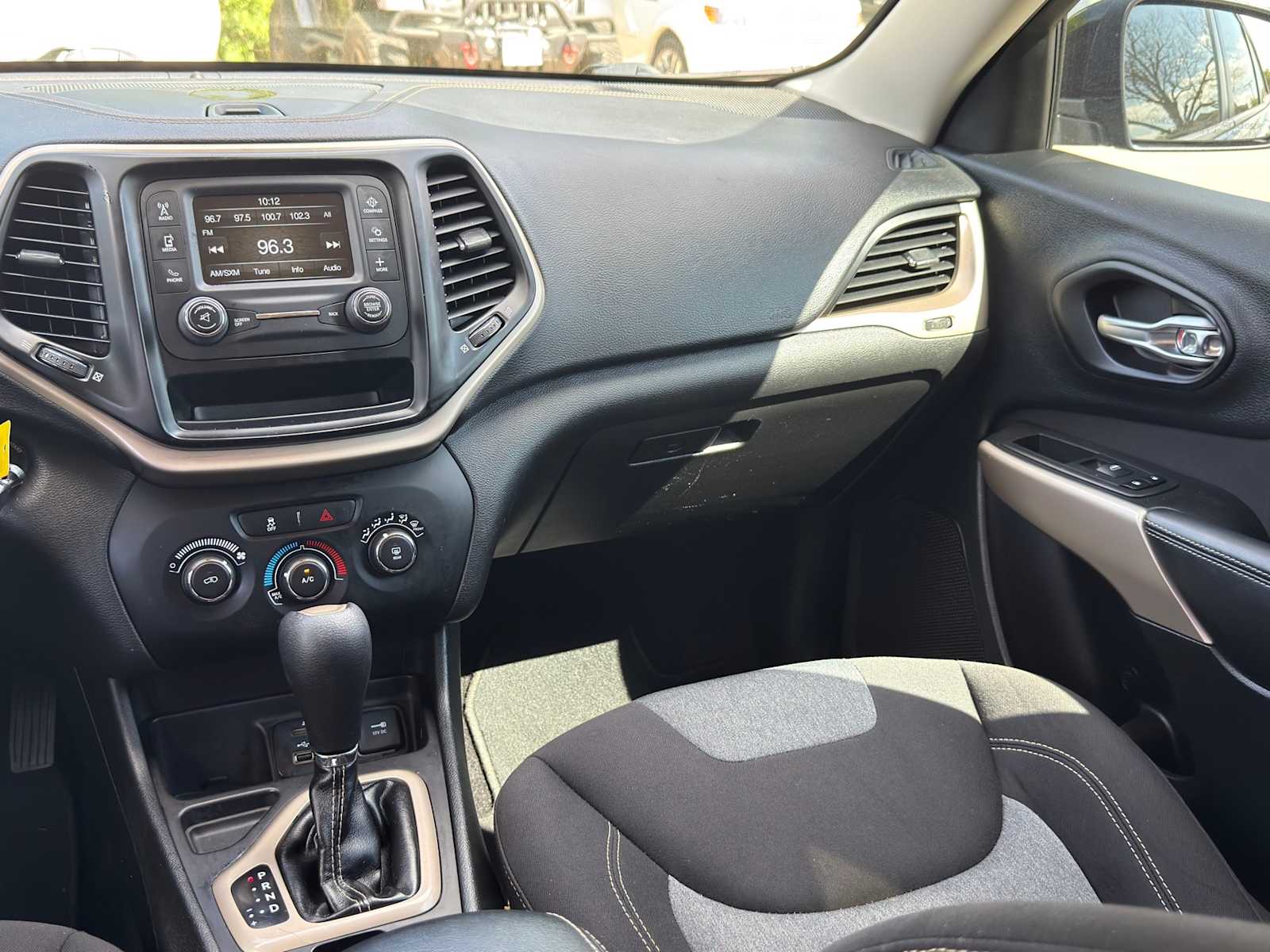 Thumbnail: 2018 Jeep Cherokee - 25