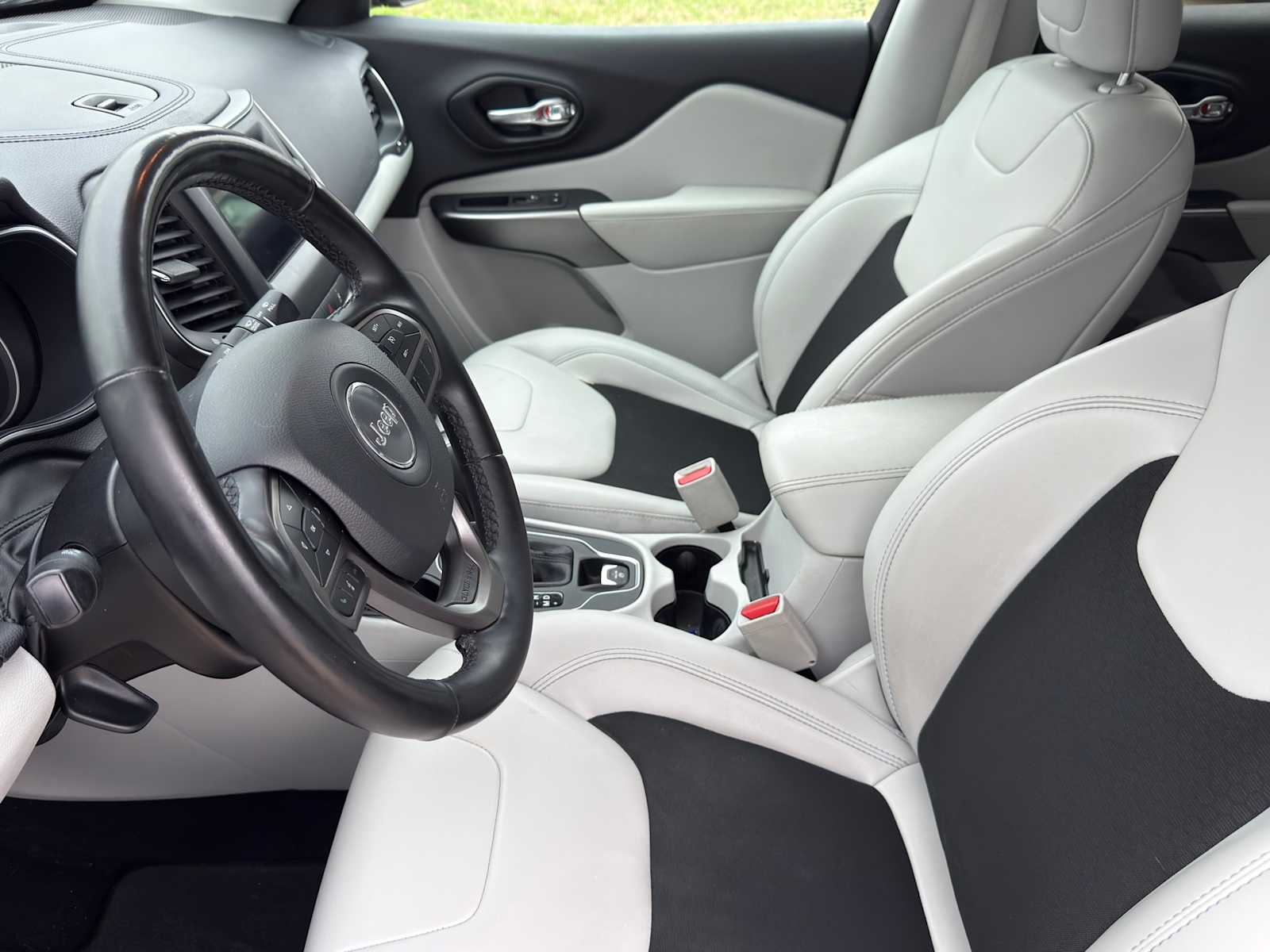 Thumbnail: 2021 Jeep Cherokee - 13