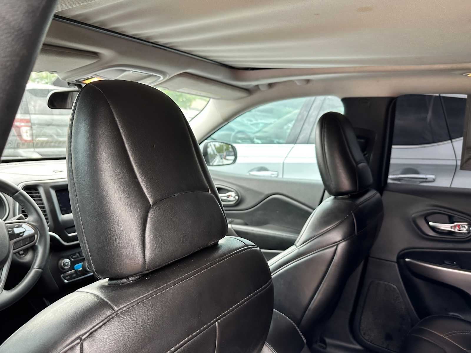 Thumbnail: 2019 Jeep Cherokee - 21