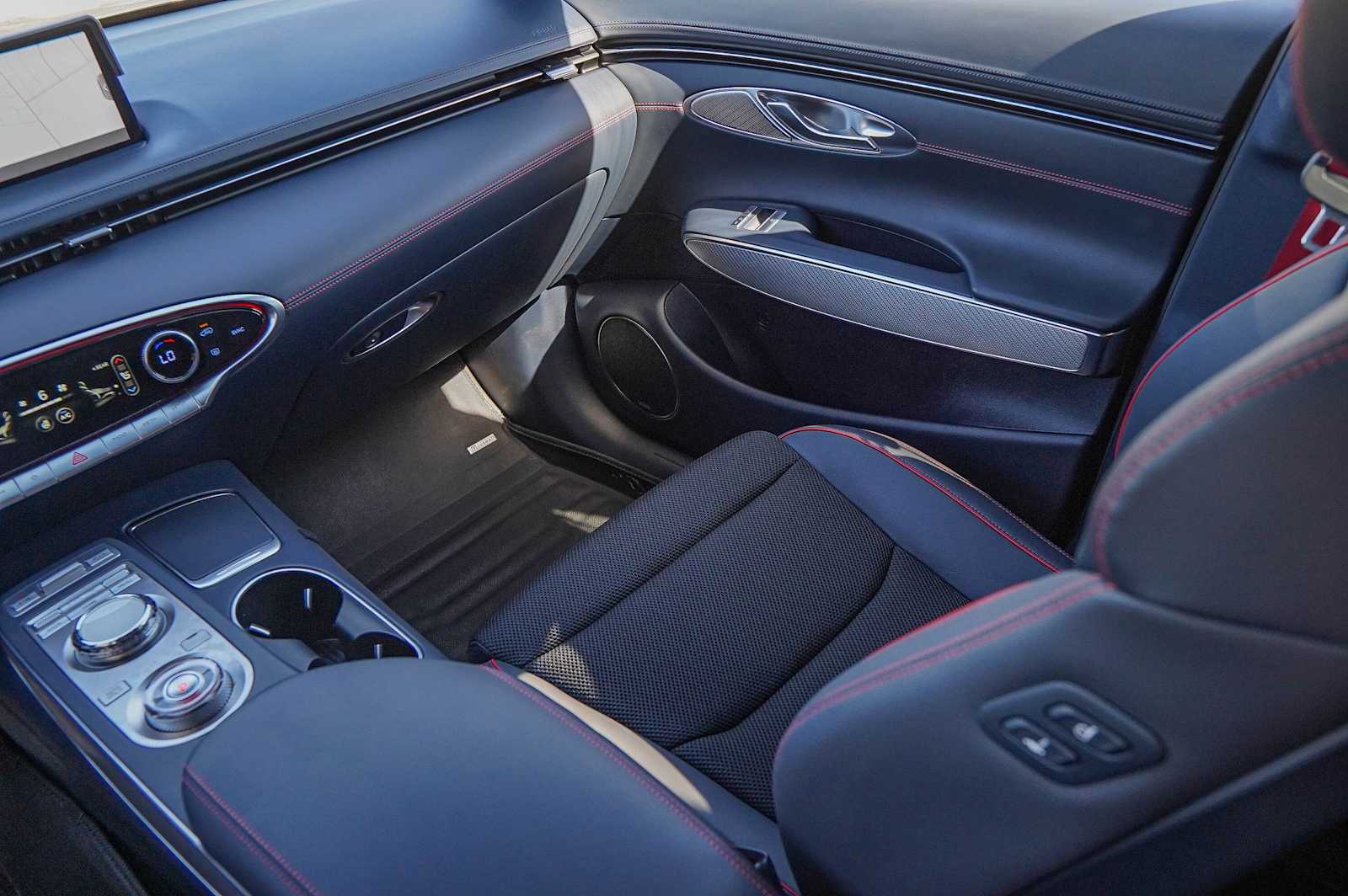 Thumbnail: 2023 Genesis GV70 - 30