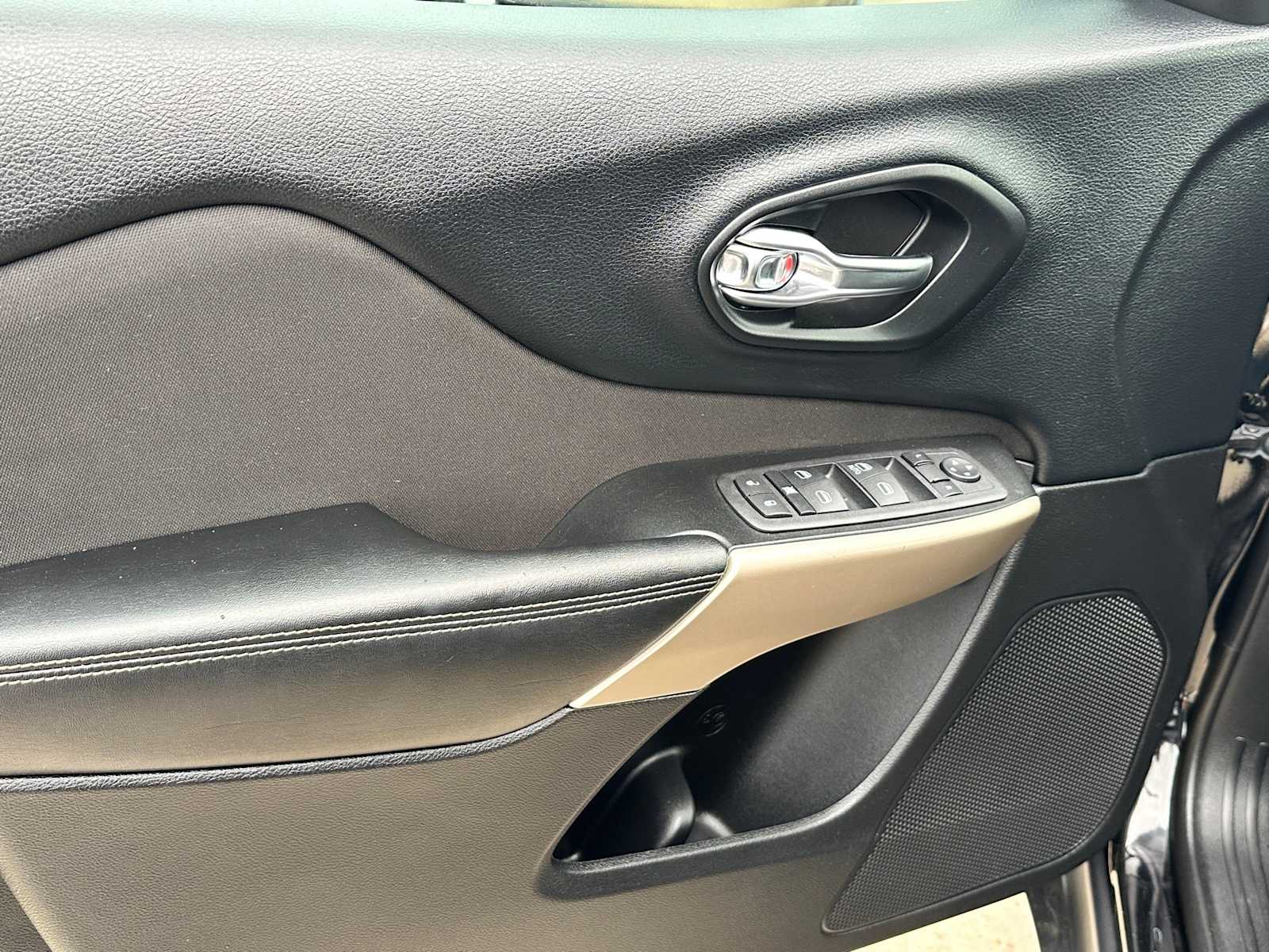 Thumbnail: 2018 Jeep Cherokee - 13