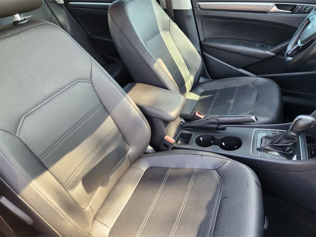 Thumbnail: 2016 Volkswagen Passat - 11