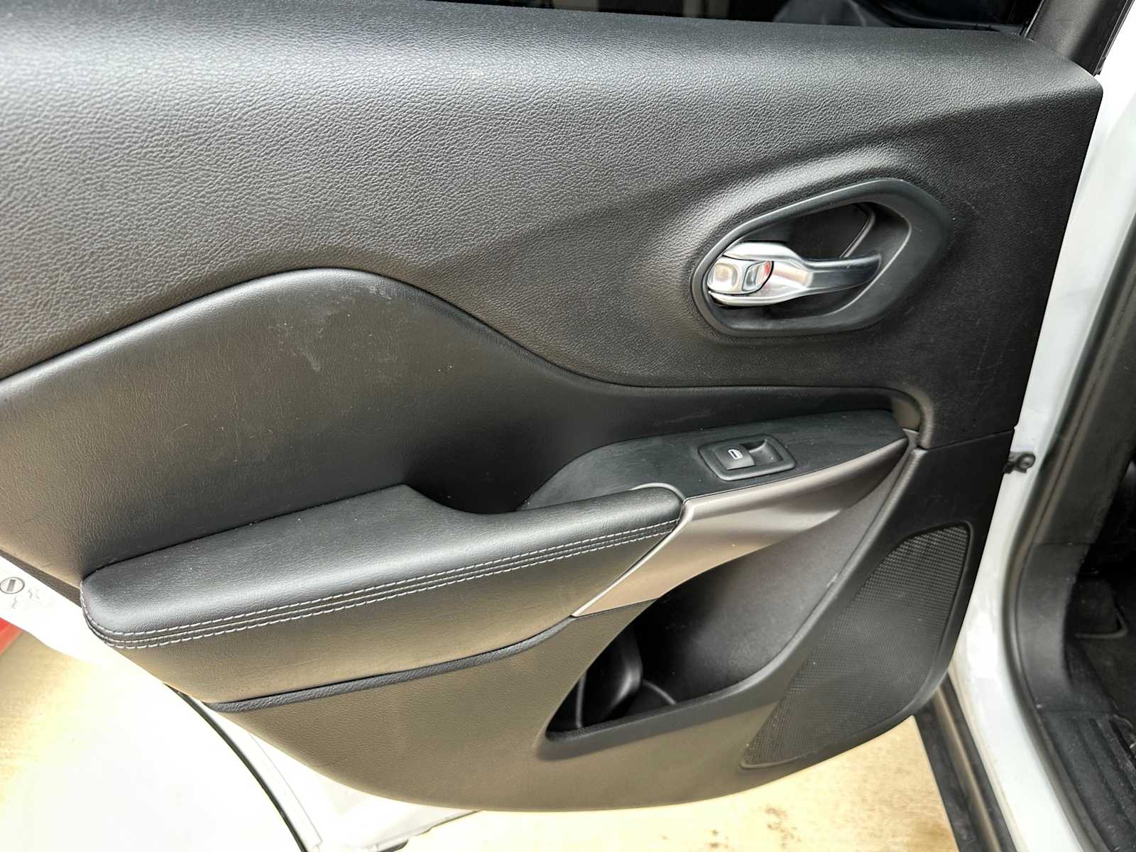 Thumbnail: 2019 Jeep Cherokee - 24