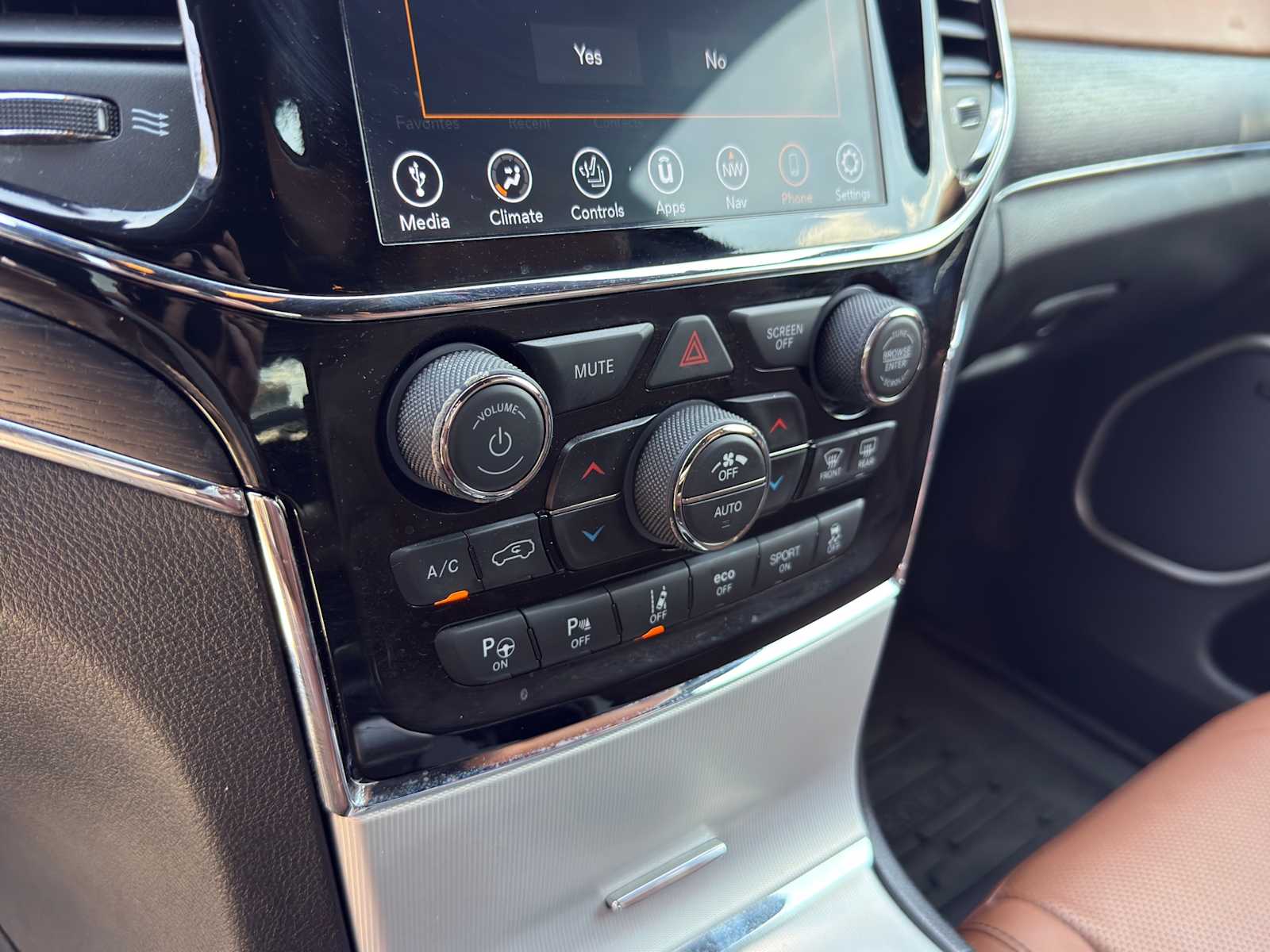 Thumbnail: 2020 Jeep Grand Cherokee - 14