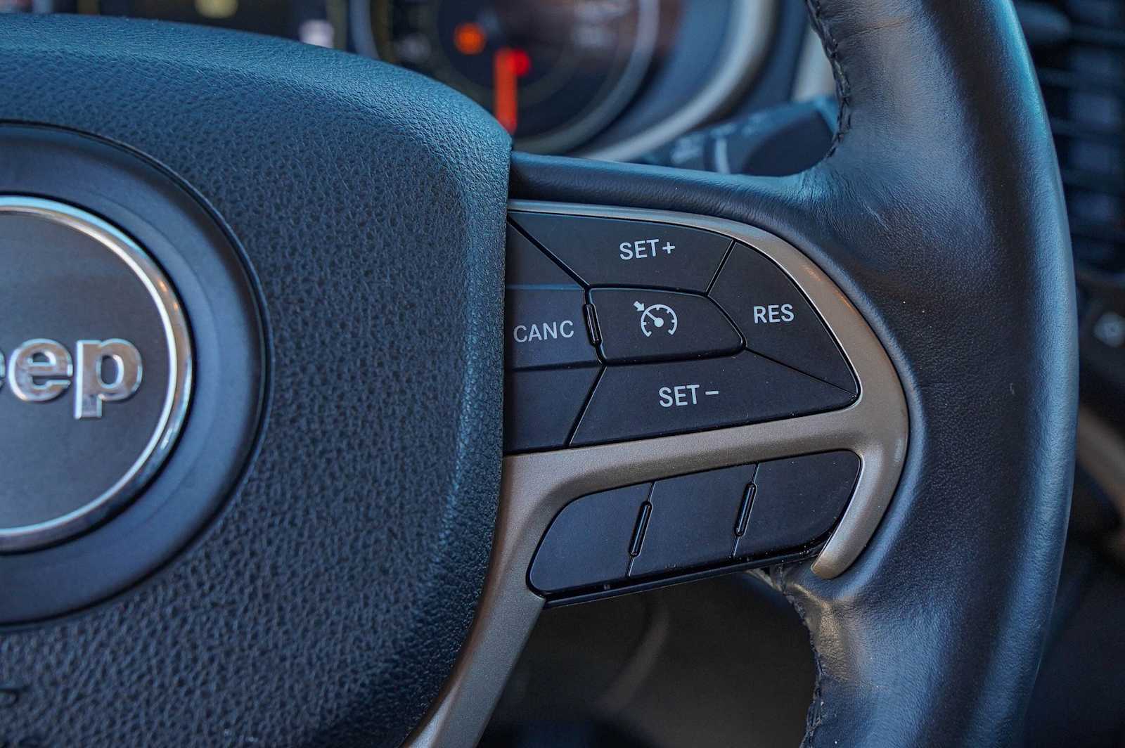 Thumbnail: 2016 Jeep Cherokee - 14