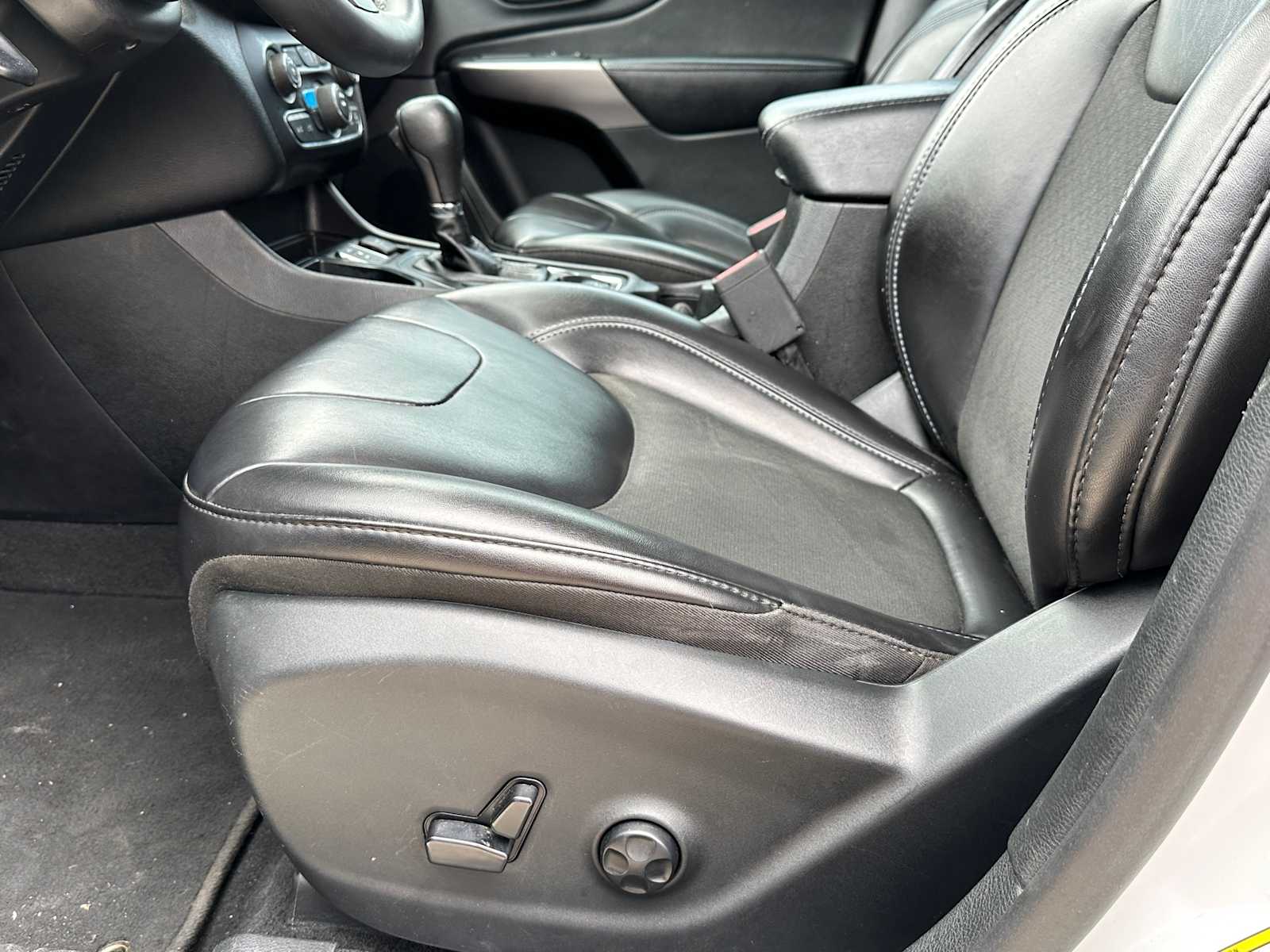 Thumbnail: 2019 Jeep Cherokee - 15