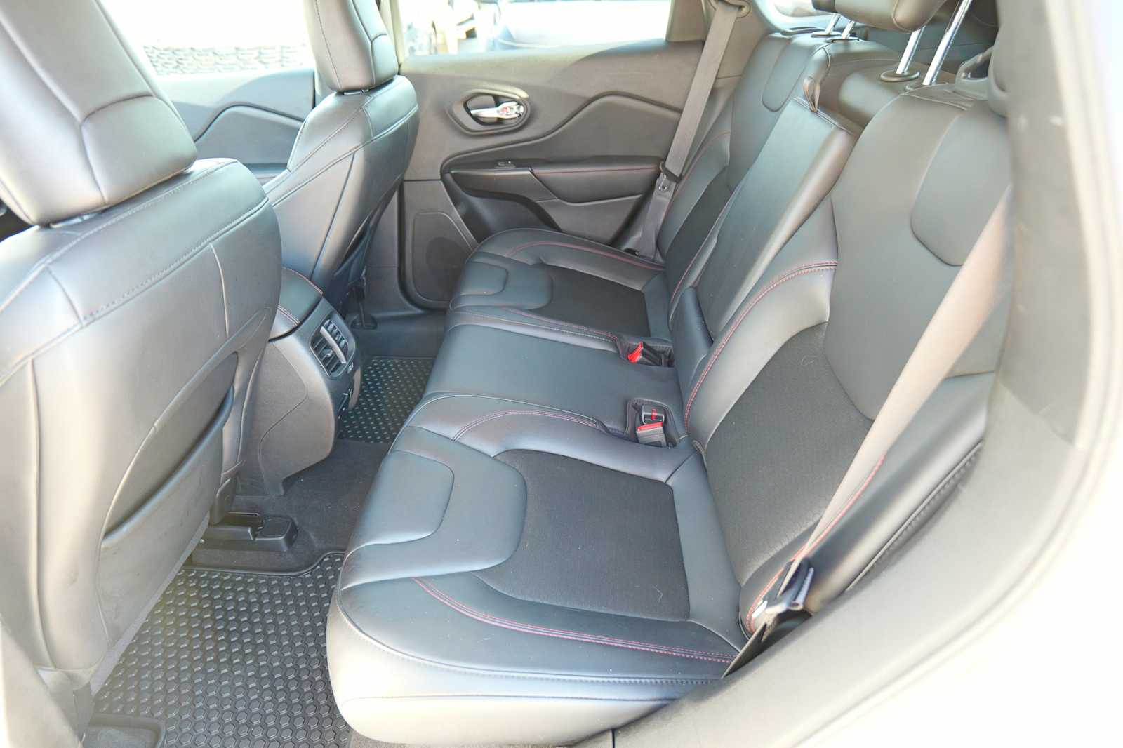 Thumbnail: 2020 Jeep Cherokee - 23