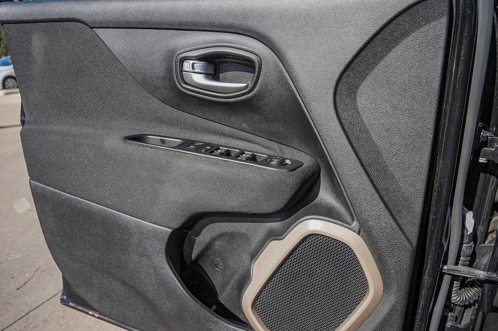 Thumbnail: 2015 Jeep Renegade - 22