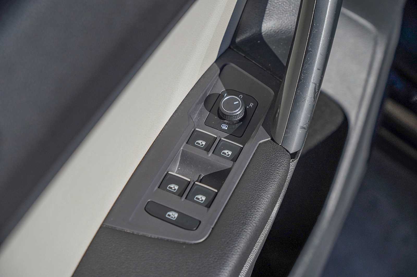 Thumbnail: 2018 Volkswagen Tiguan - 22