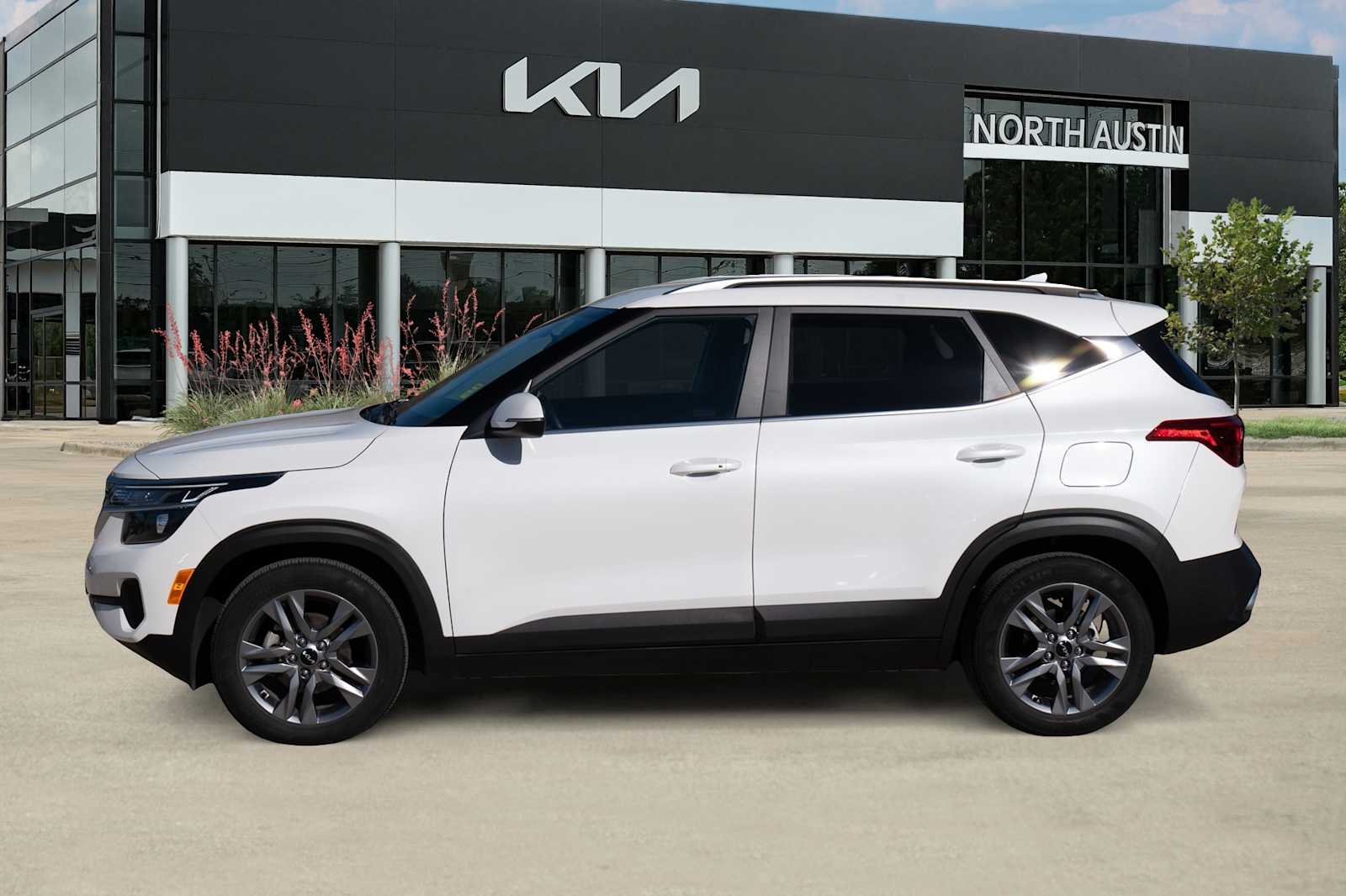 Thumbnail: 2023 Kia Seltos - 4