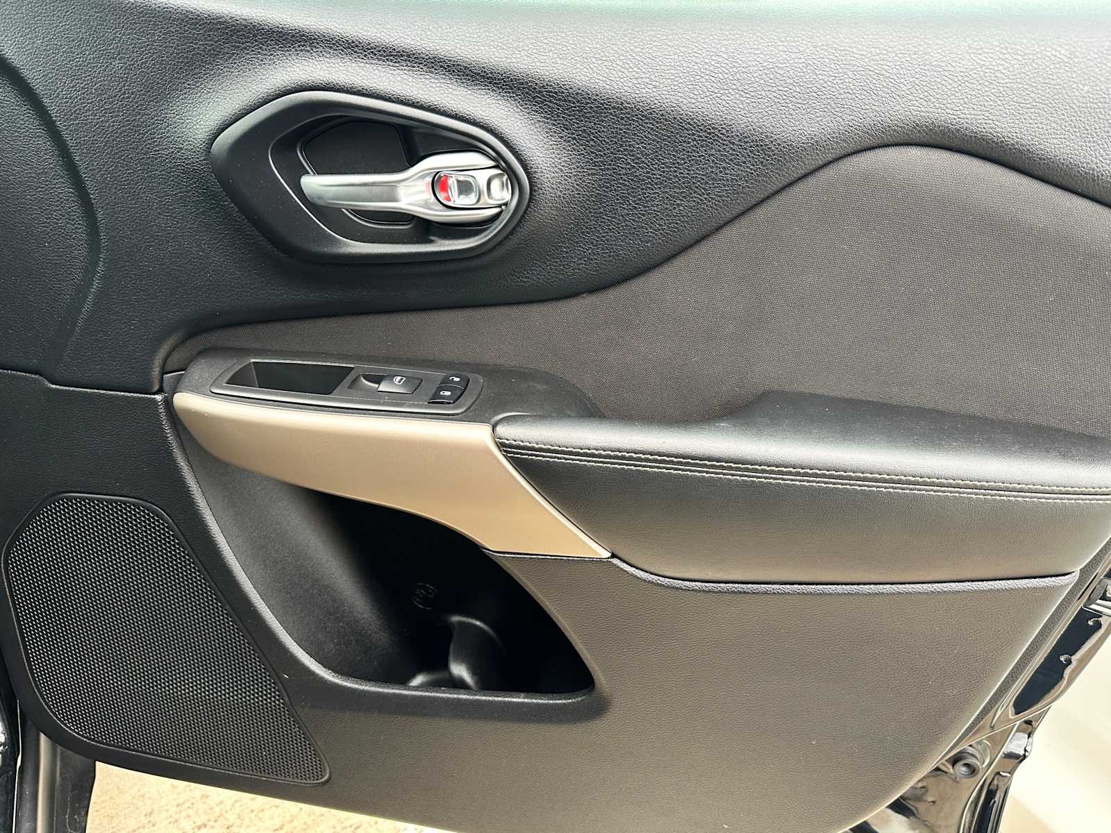 Thumbnail: 2018 Jeep Cherokee - 19