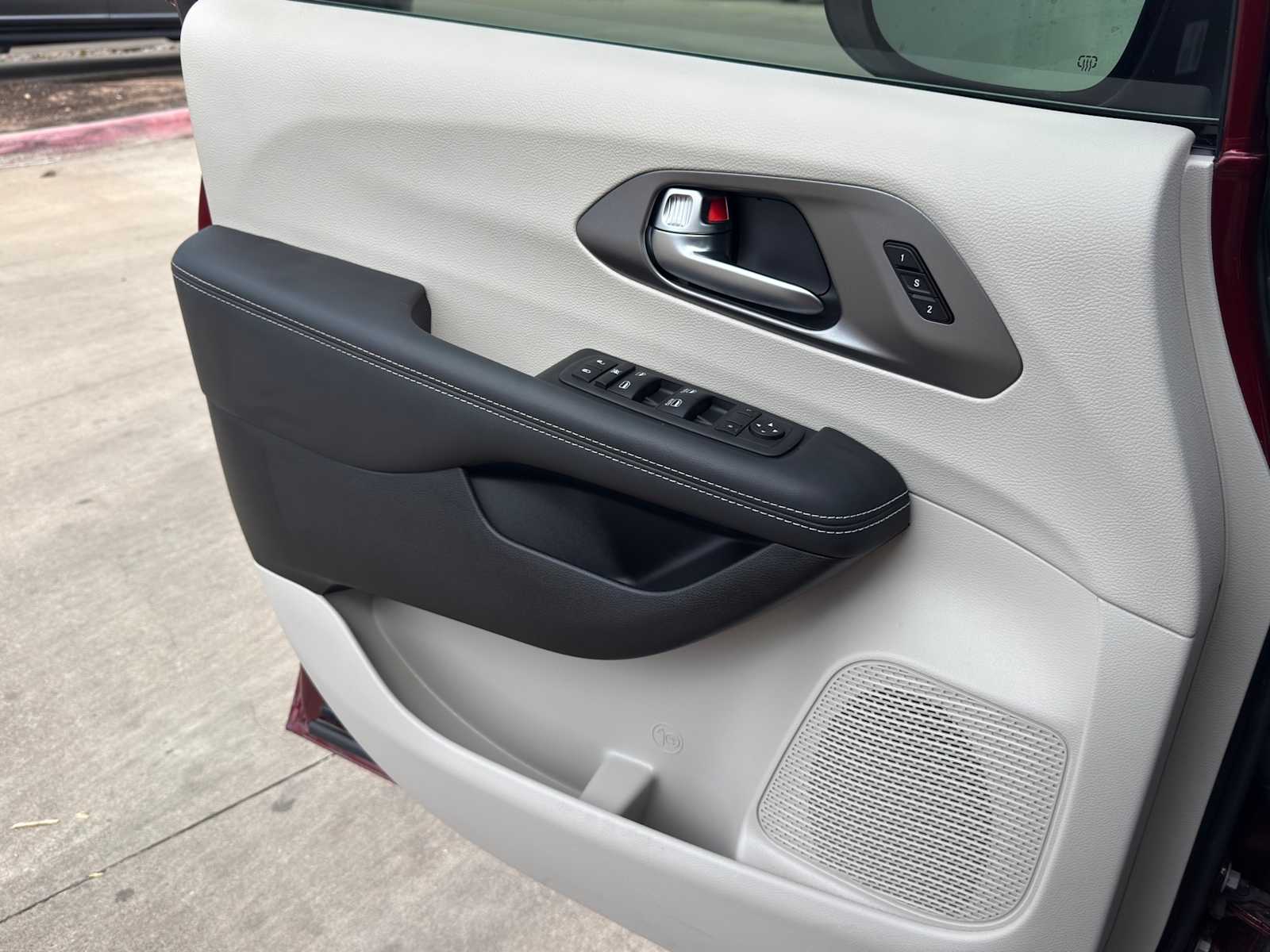 Thumbnail: 2023 Chrysler Pacifica - 21