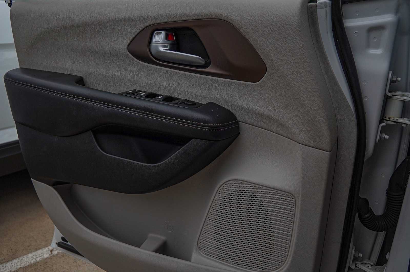 Thumbnail: 2018 Chrysler Pacifica - 25