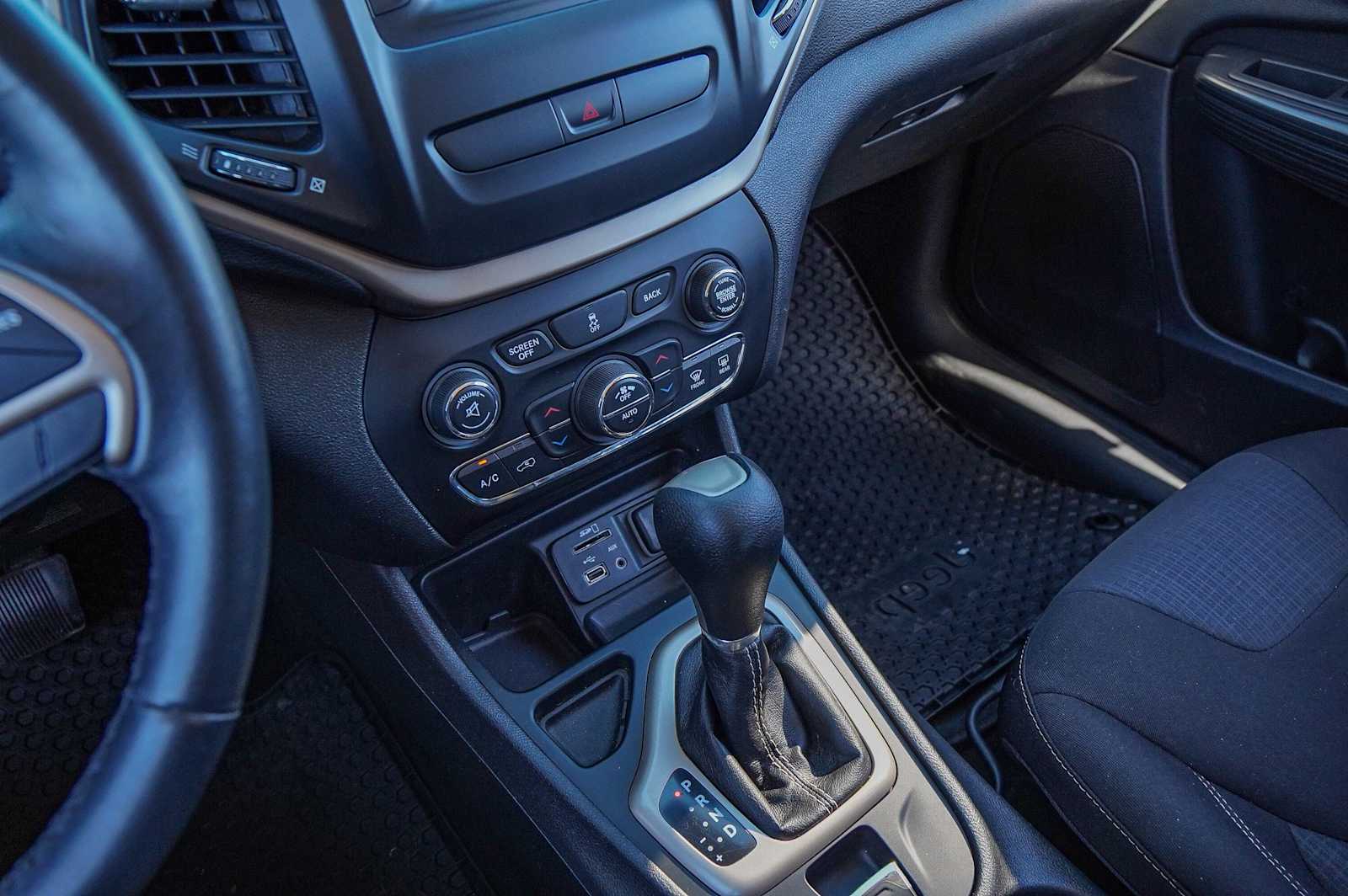 Thumbnail: 2016 Jeep Cherokee - 18