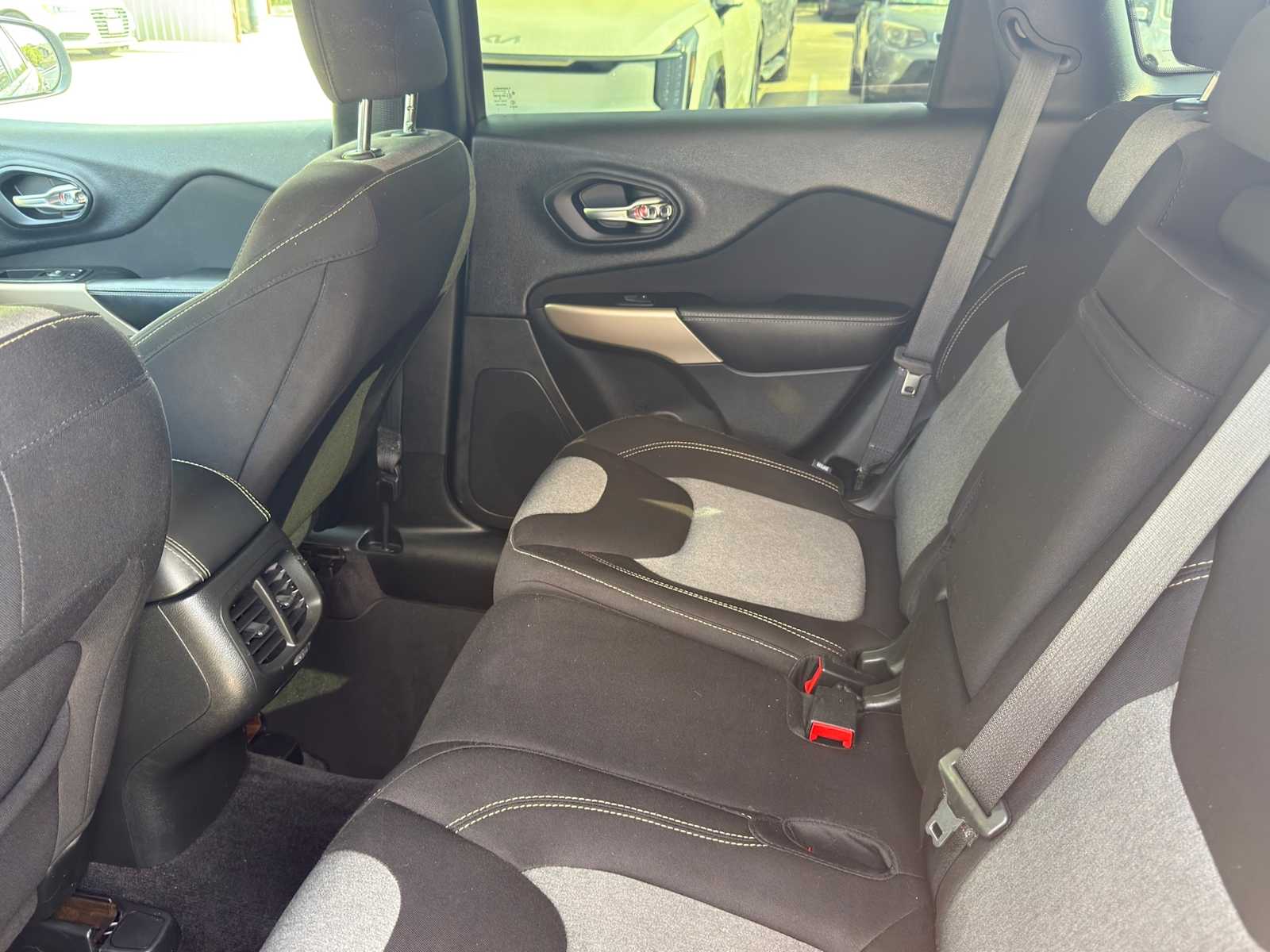 Thumbnail: 2018 Jeep Cherokee - 28