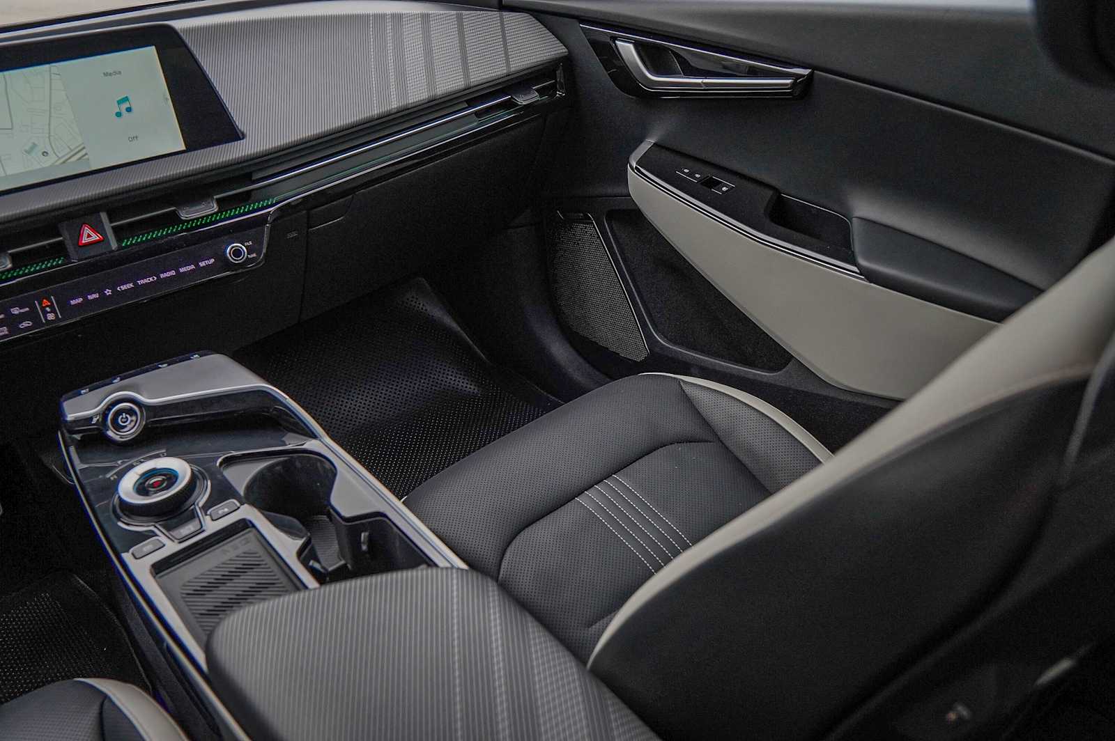 Thumbnail: 2022 Kia EV6 - 28