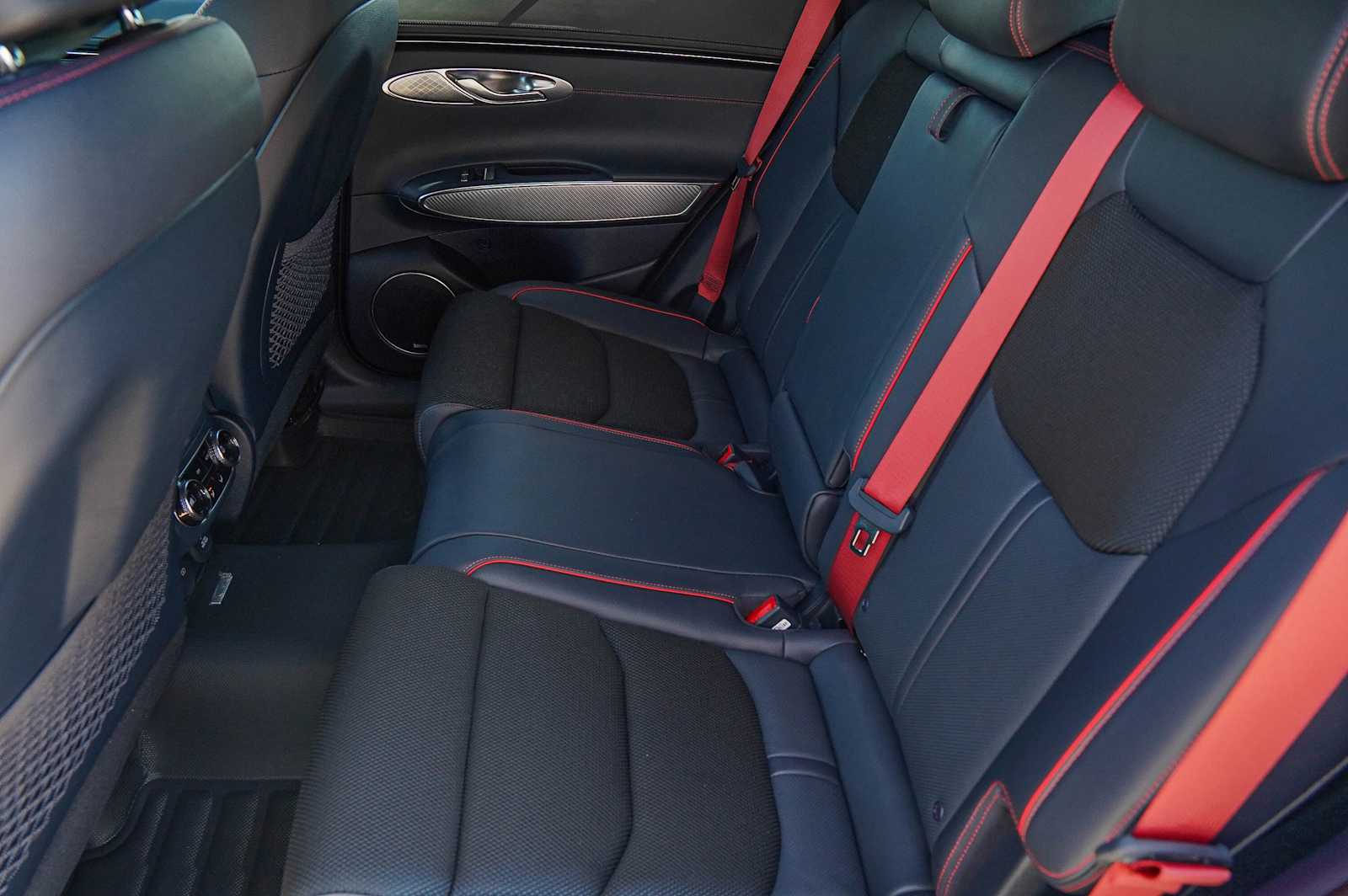 Thumbnail: 2023 Genesis GV70 - 32