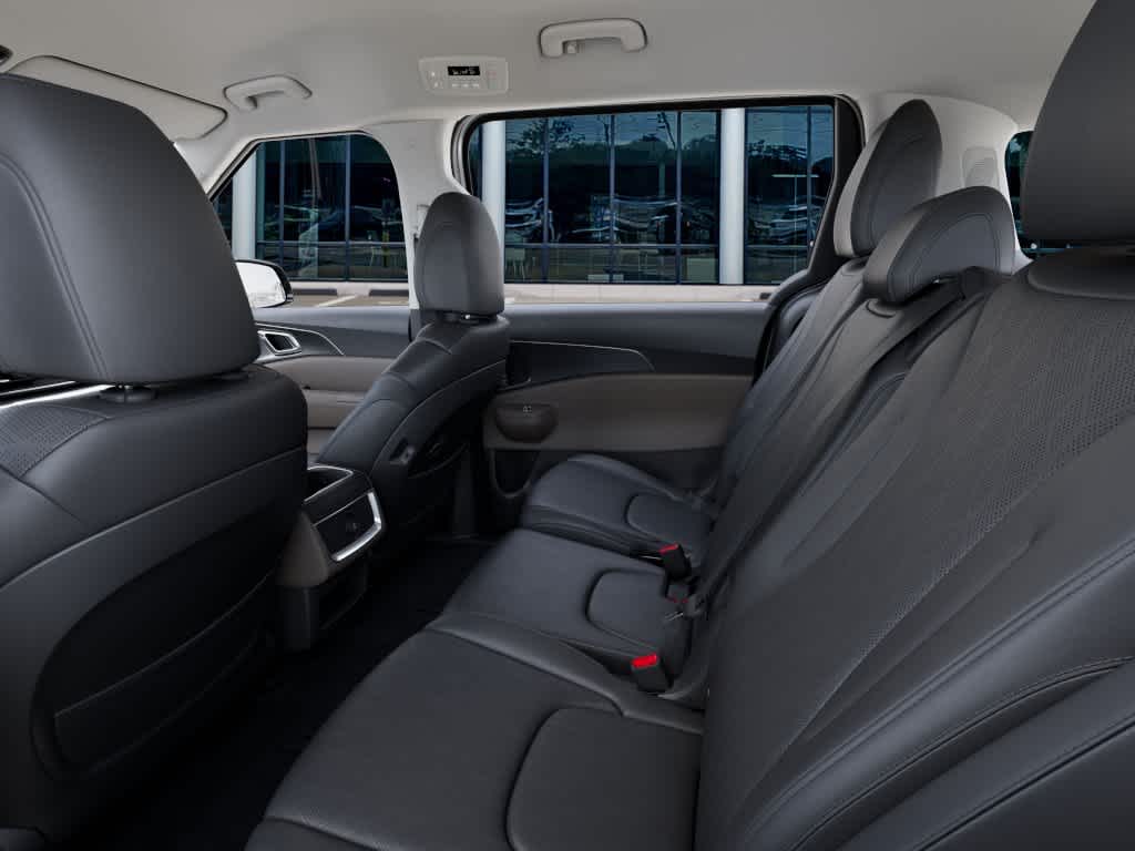 2027 Kia Carnival LXS - Photo 17
