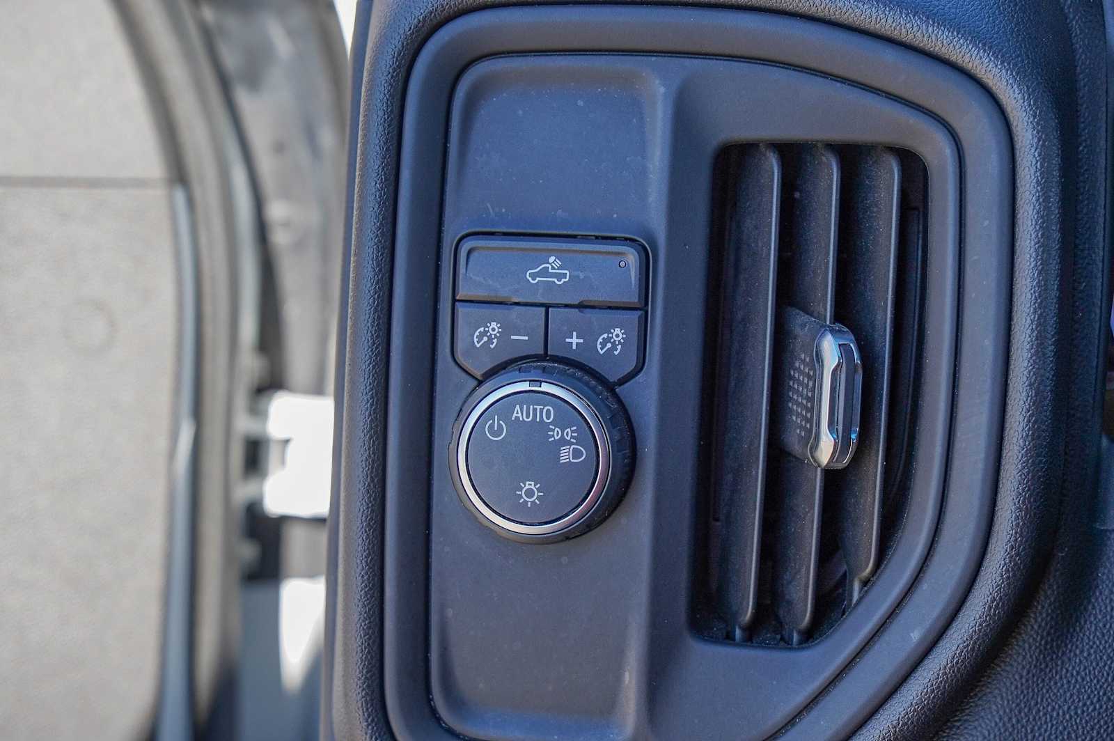 Thumbnail: 2019 Chevrolet Silverado 1500 - 20