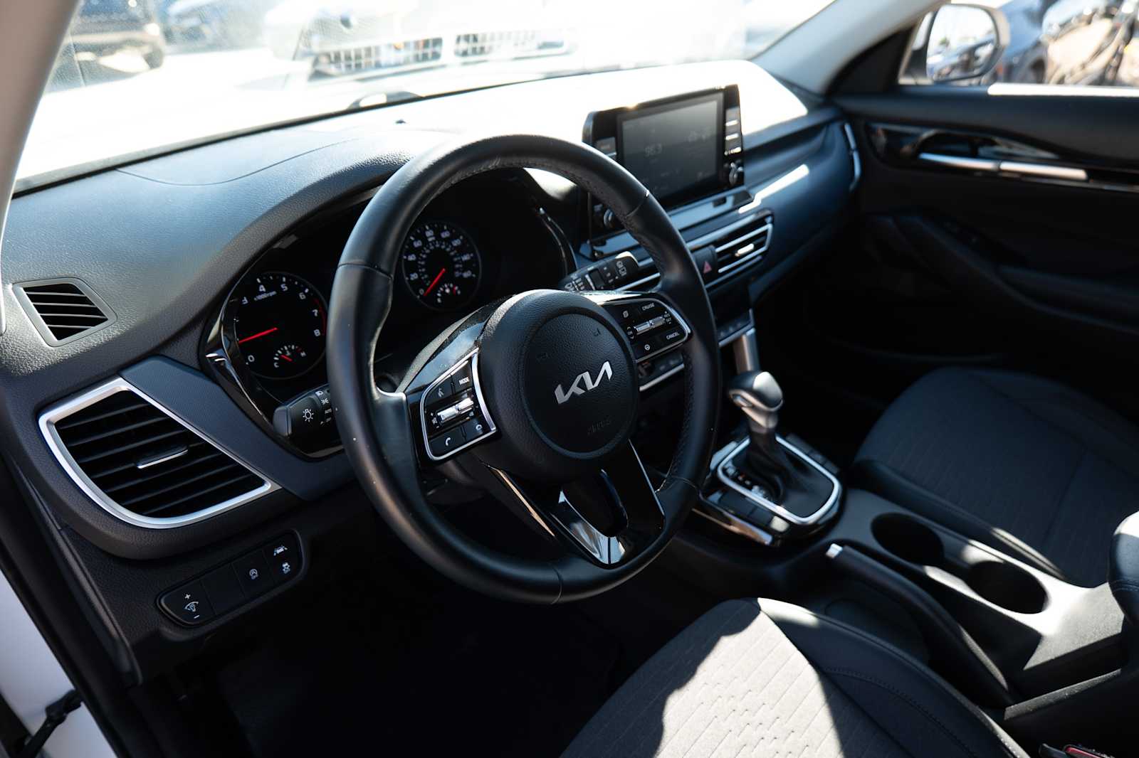 Thumbnail: 2023 Kia Seltos - 9