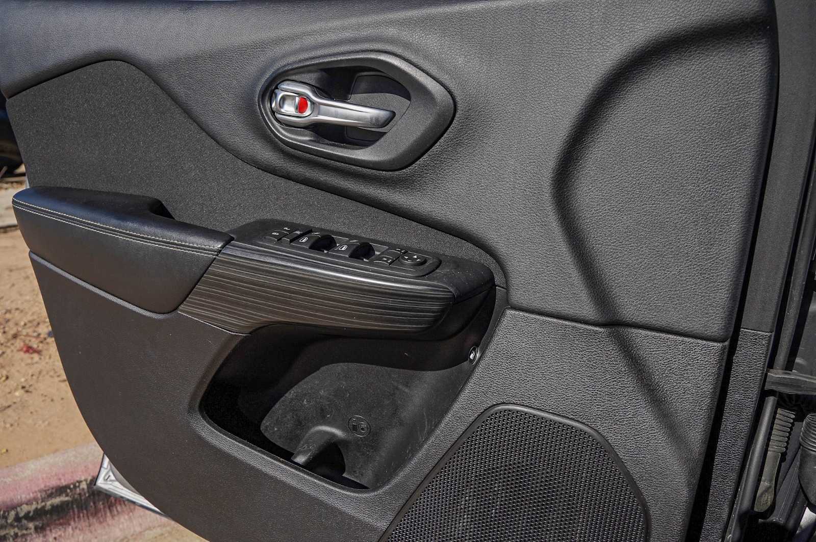 Thumbnail: 2016 Jeep Cherokee - 22