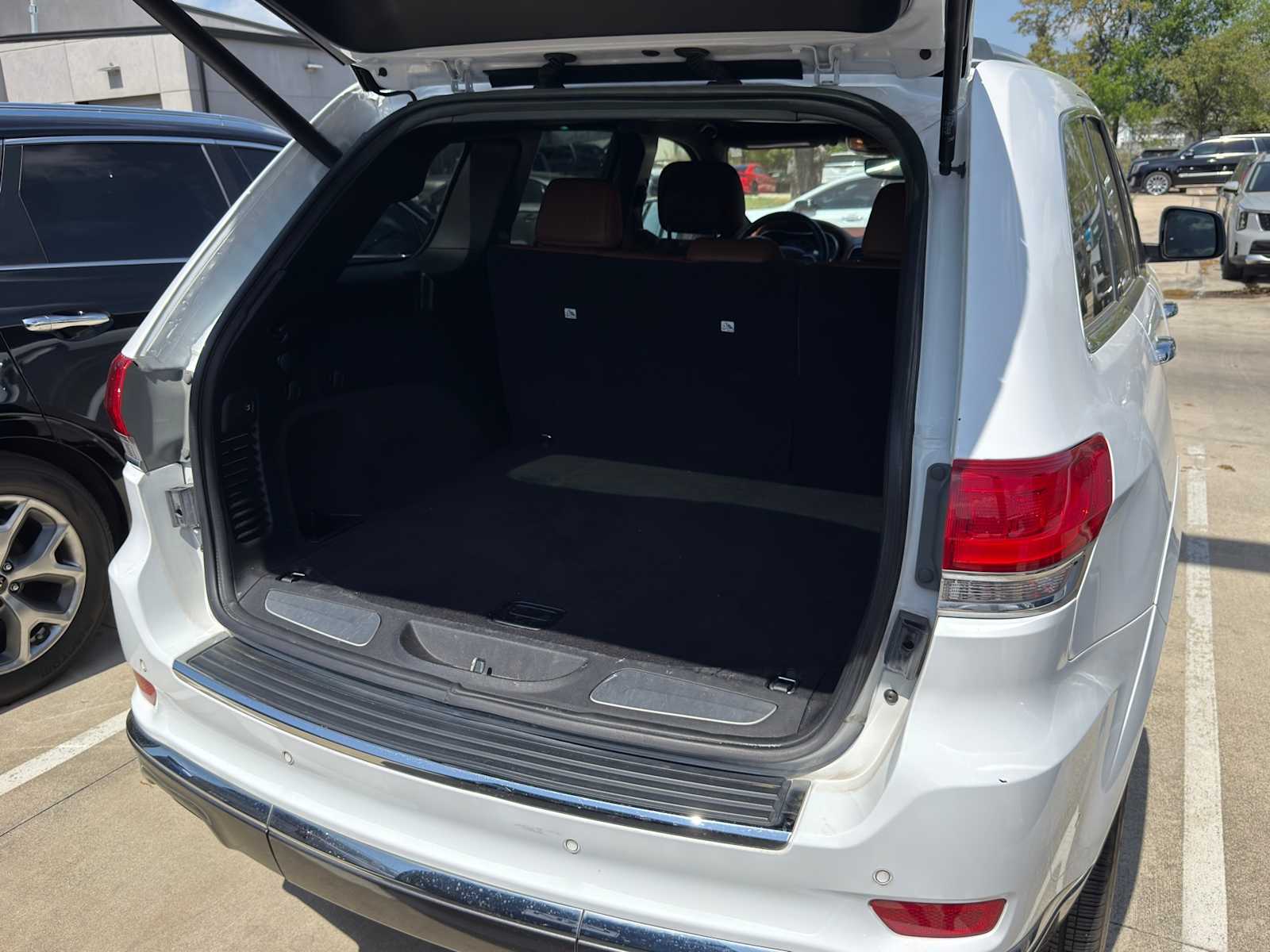 Thumbnail: 2020 Jeep Grand Cherokee - 8