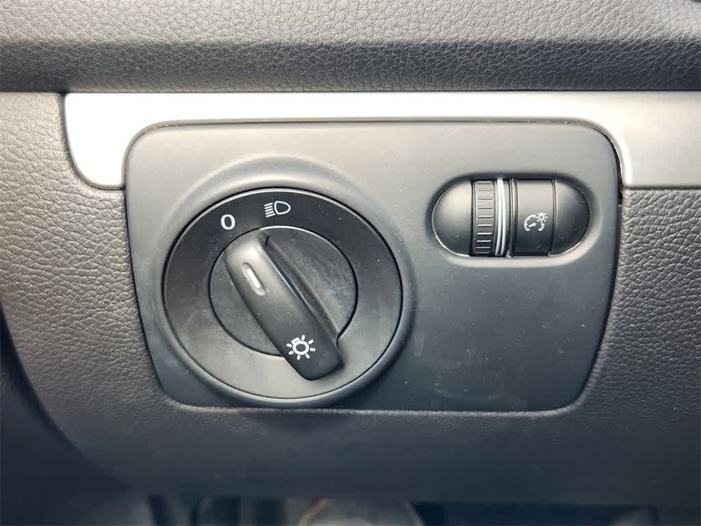 Thumbnail: 2010 Volkswagen Jetta - 22