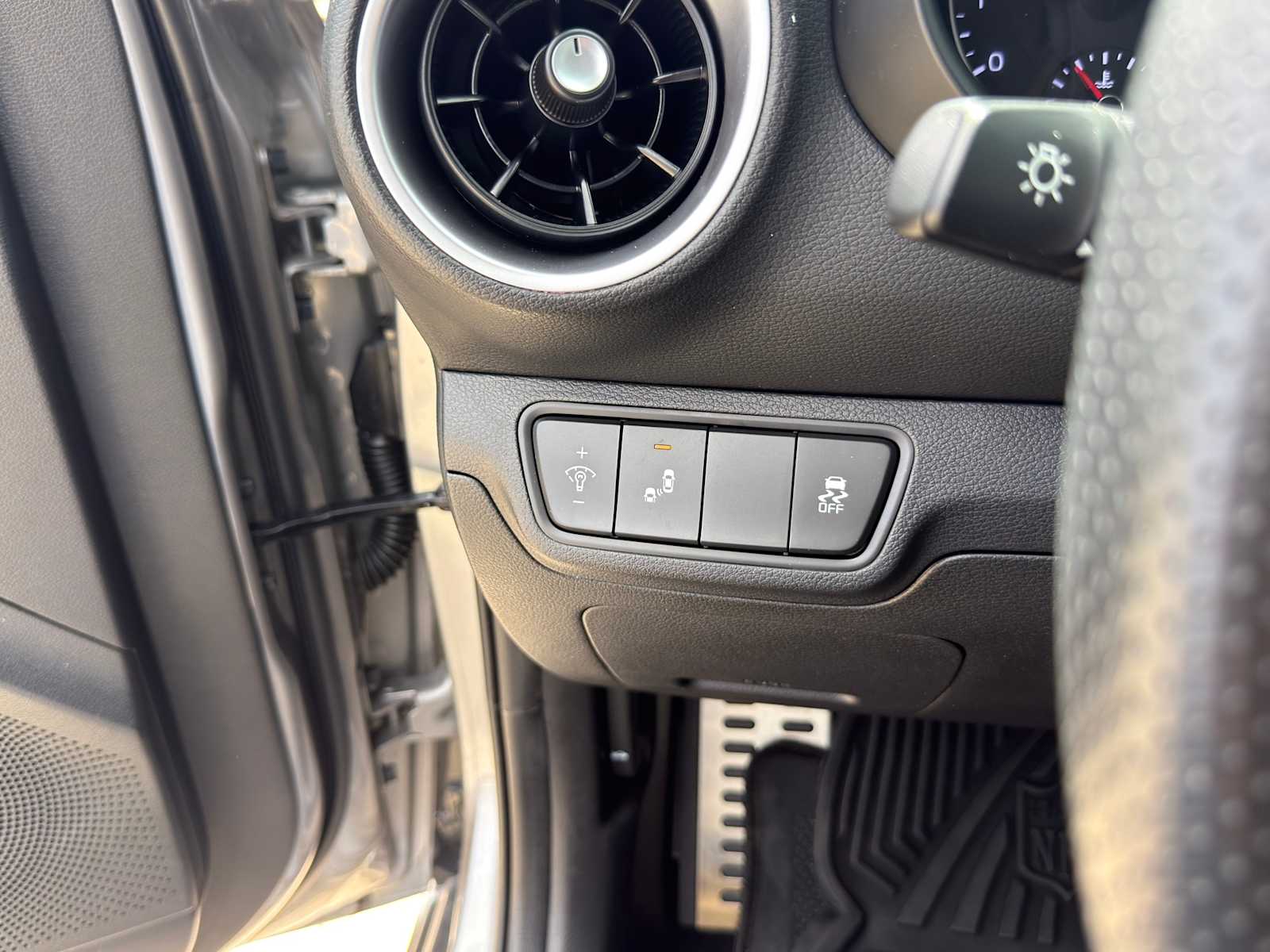 Thumbnail: 2023 Kia Forte - 23